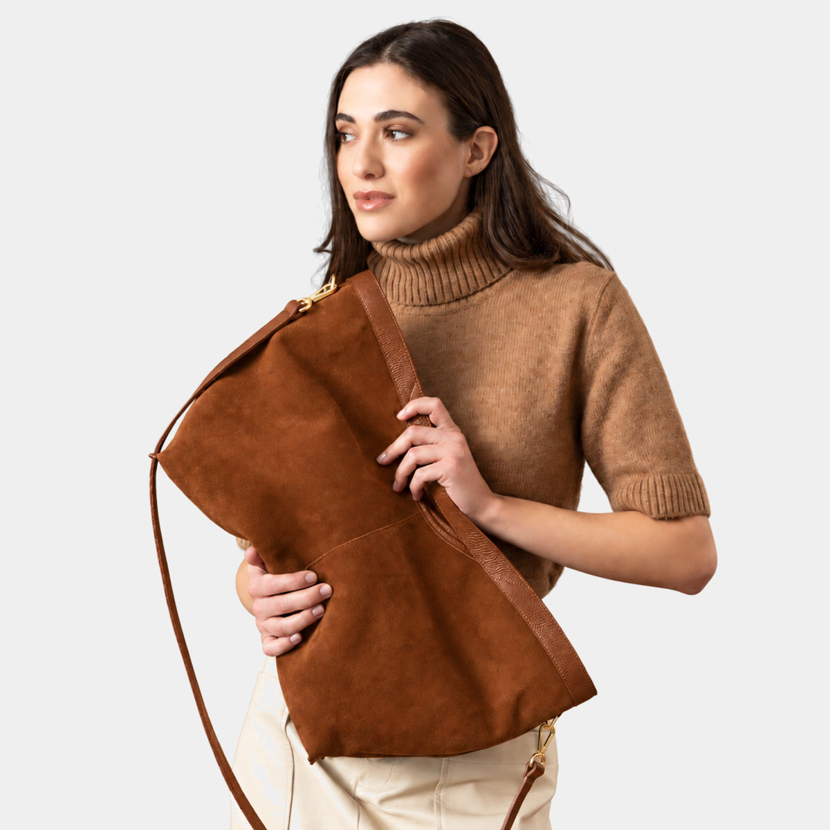 dana shopping bag in camoscio cannella brand arron larga comoda spaziosa design contemporano accessori moda made in italy indossata