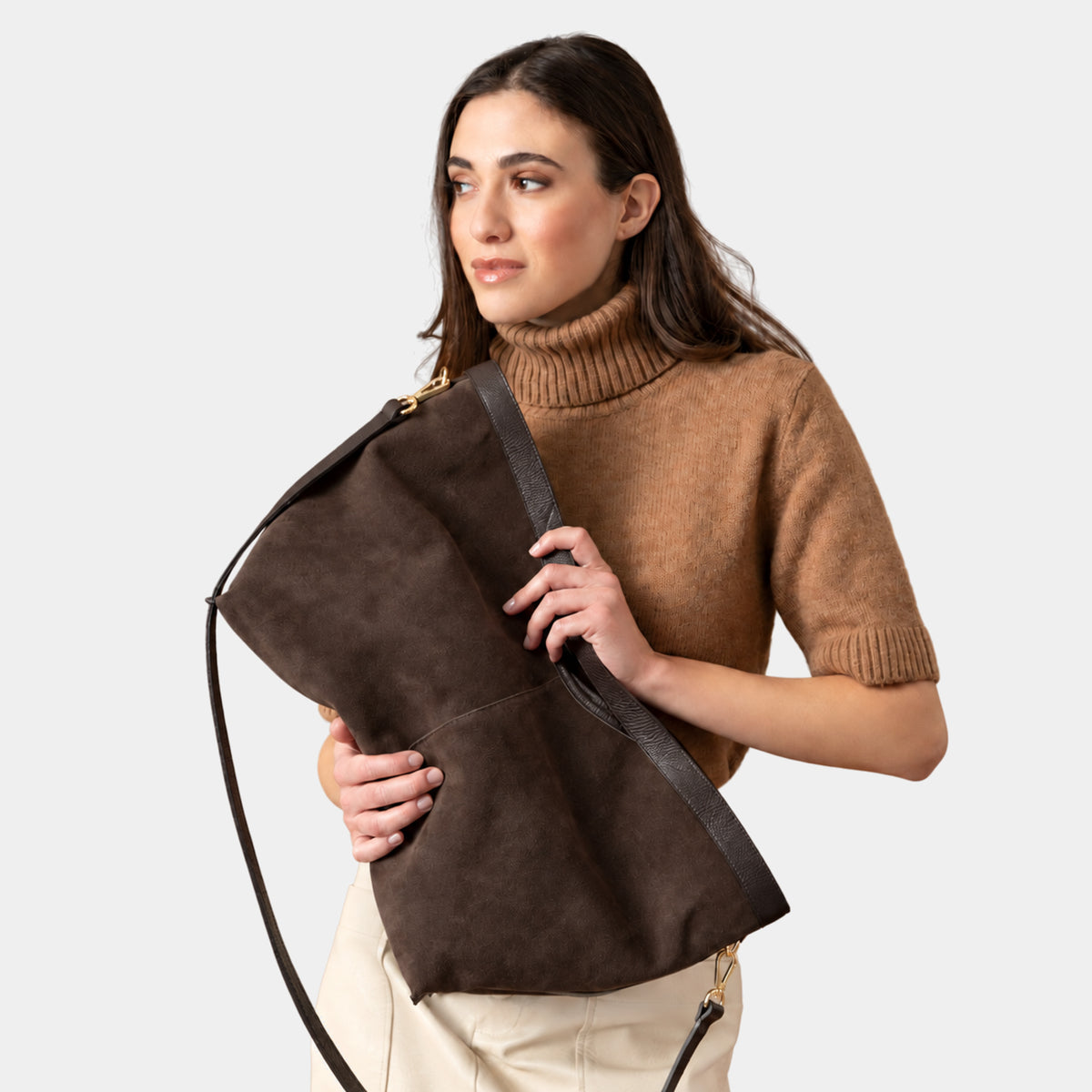 dana shopping bag in camoscio cioccolato marrone scuro brand arron larga comoda spaziosa design contemporano accessori moda made in italy