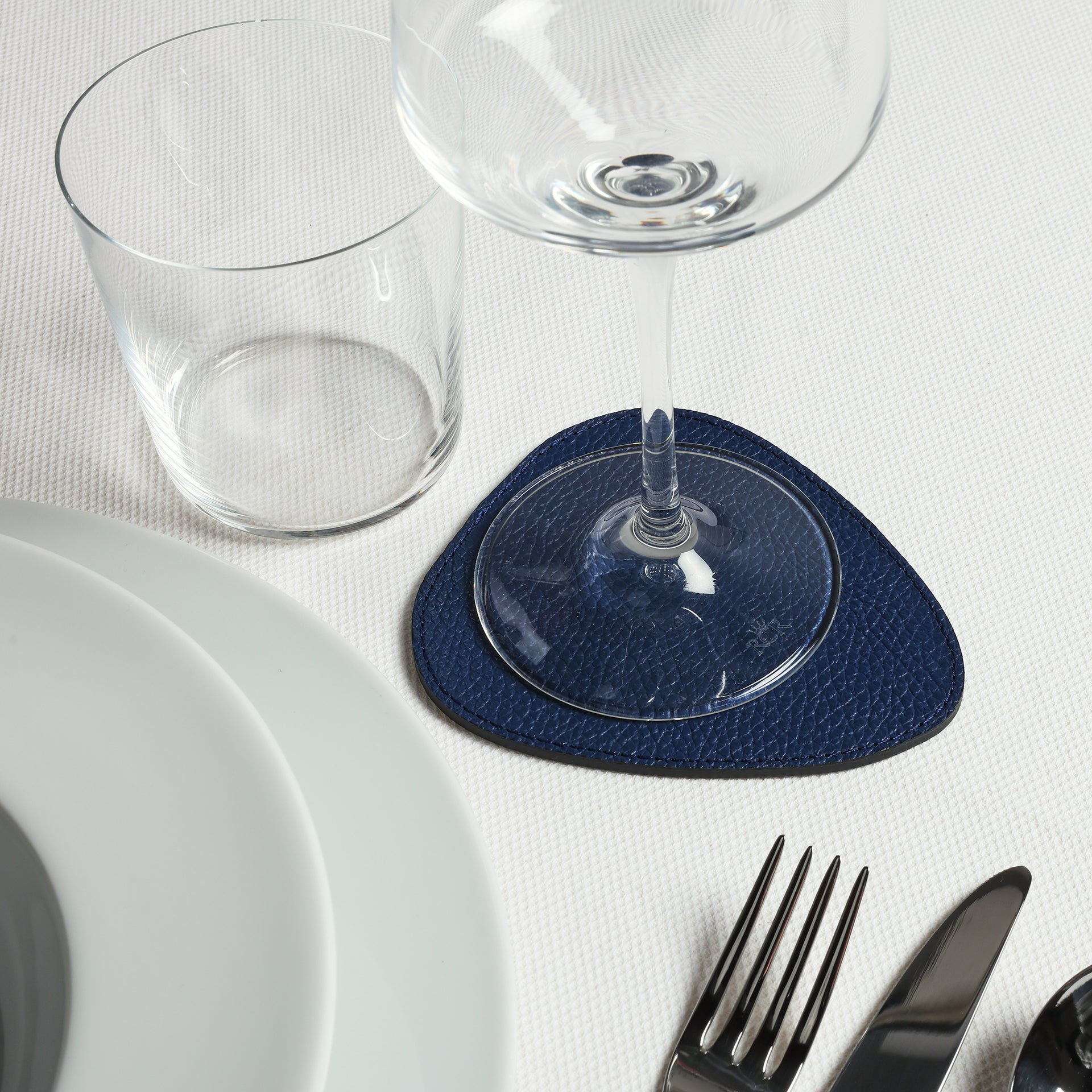 tavola delle feste con sottobicchiere droppy in pelle blu Arron Made in Italy idea regalo natale tavola capodanno