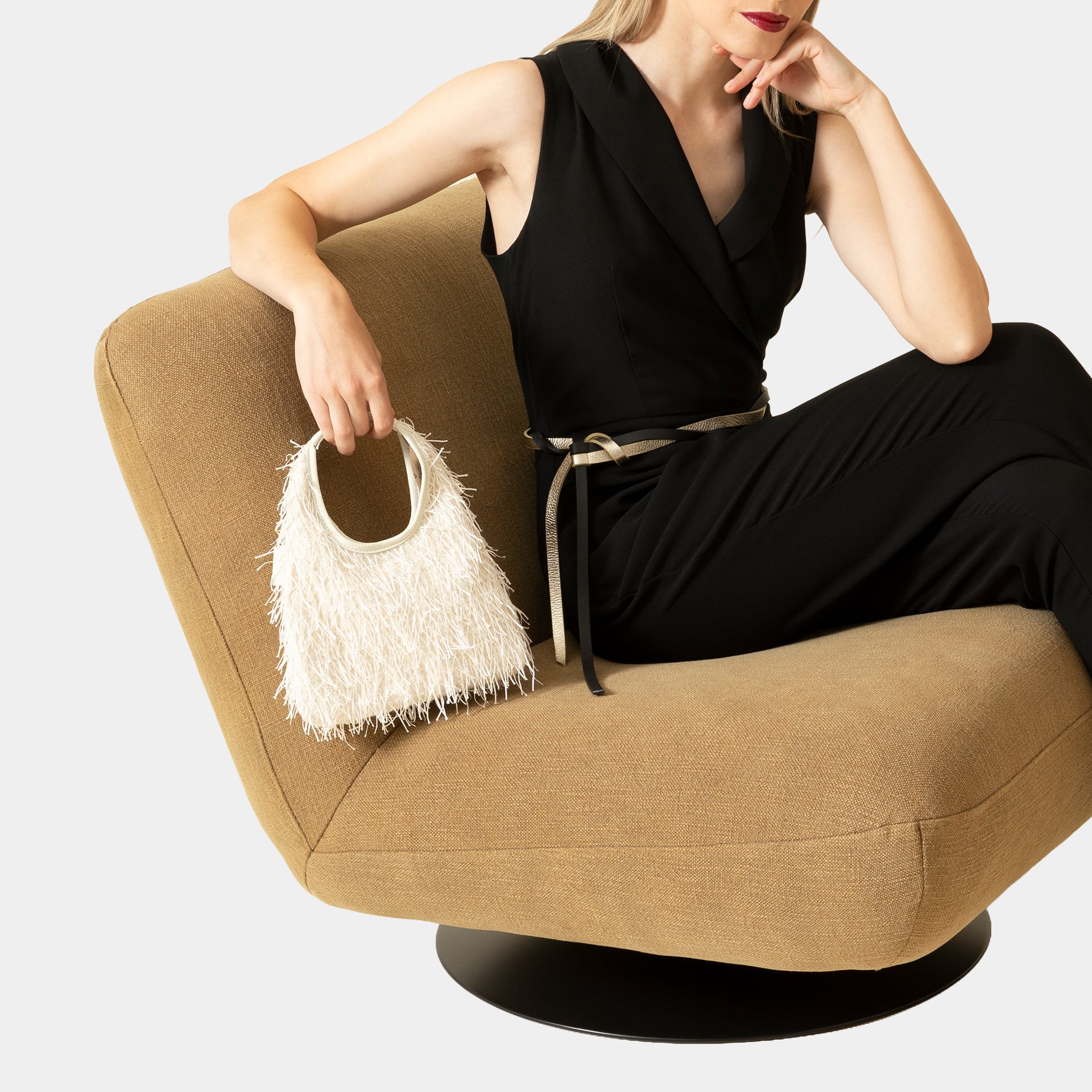 Borsa mini in pelle con frange luminose Arron, particolare indossato