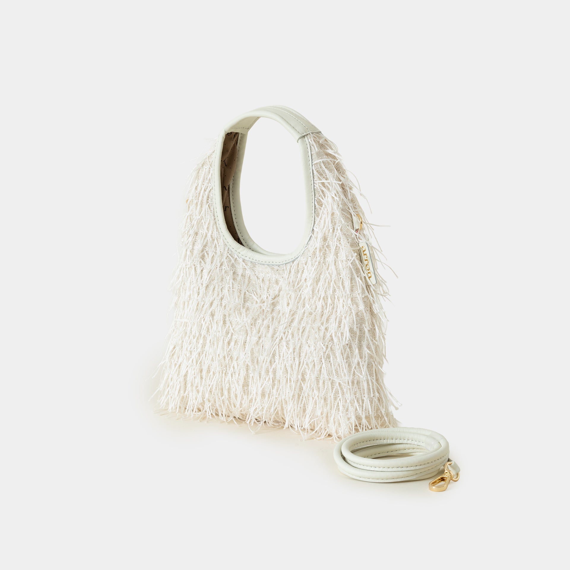 Borsa mini in pelle con frange luminose Arron, vista laterale con tracolla color burro