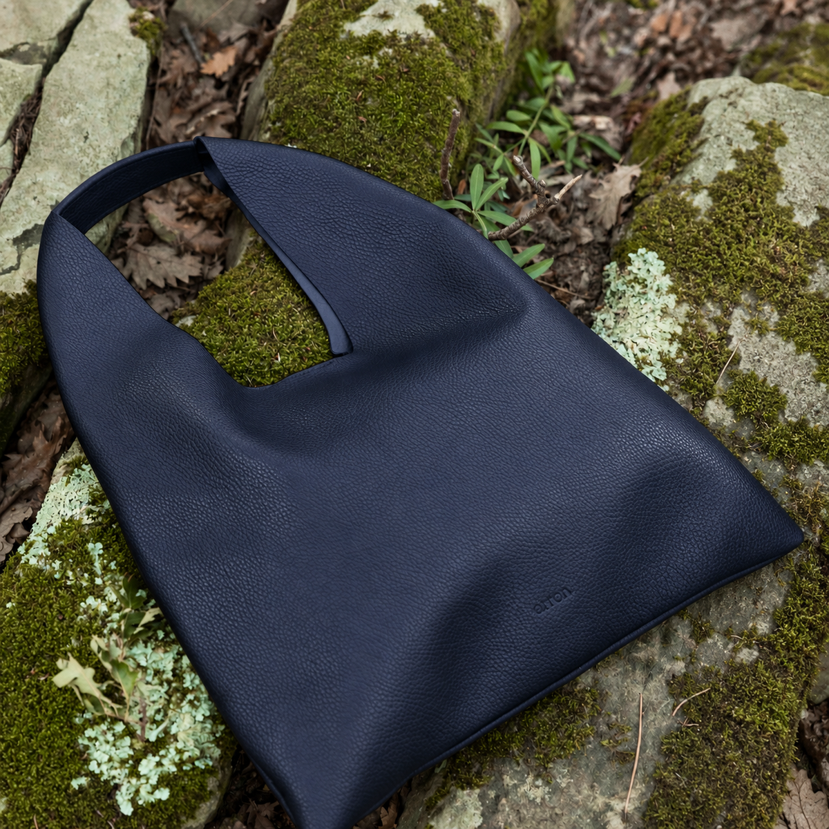 borsa hobo blue navy marchio arron pelle martellata