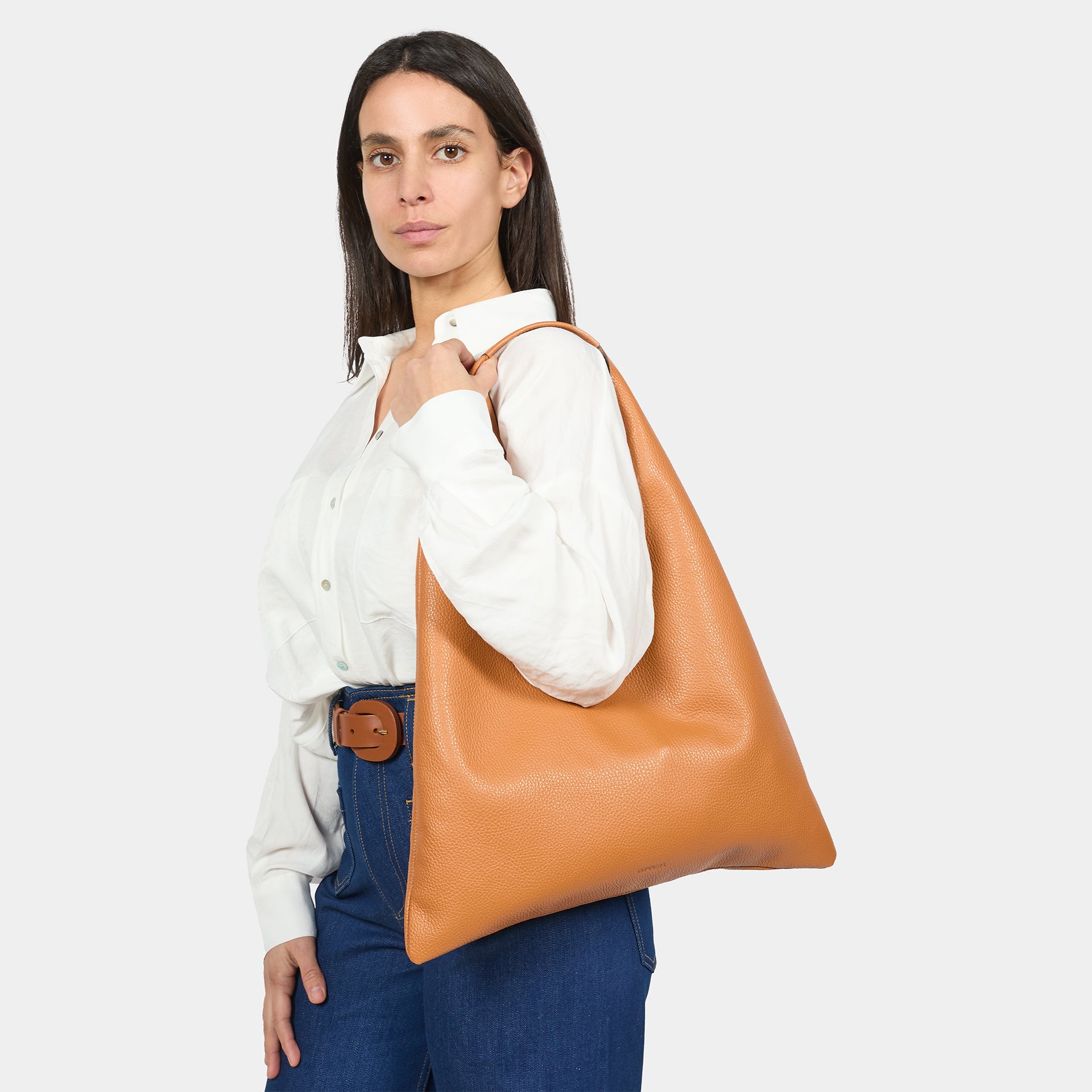 borsa hobo Eva in pelle martellata color caramello brand Arron