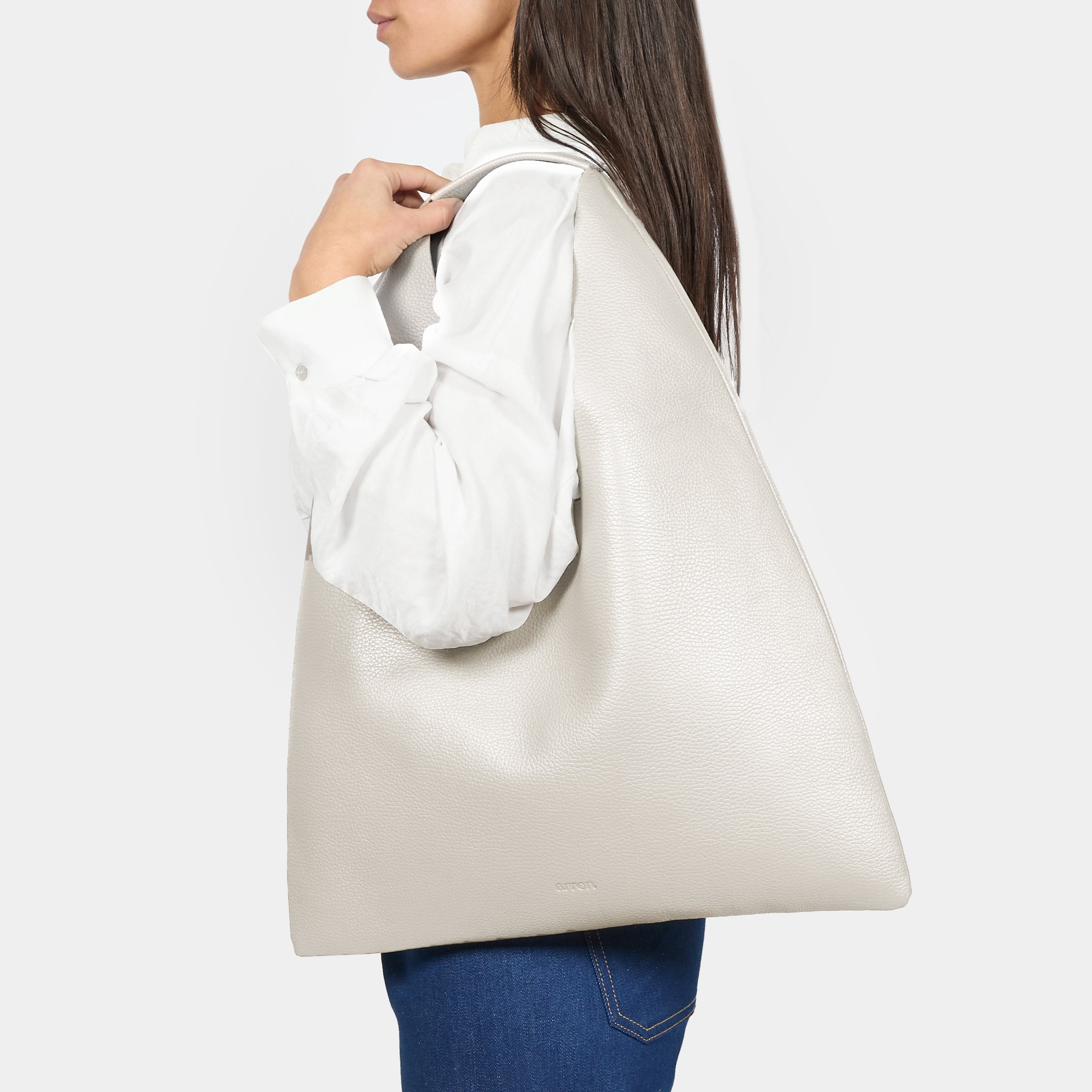 borsa hobo Eva in pelle martellata color latte avena brand Arron