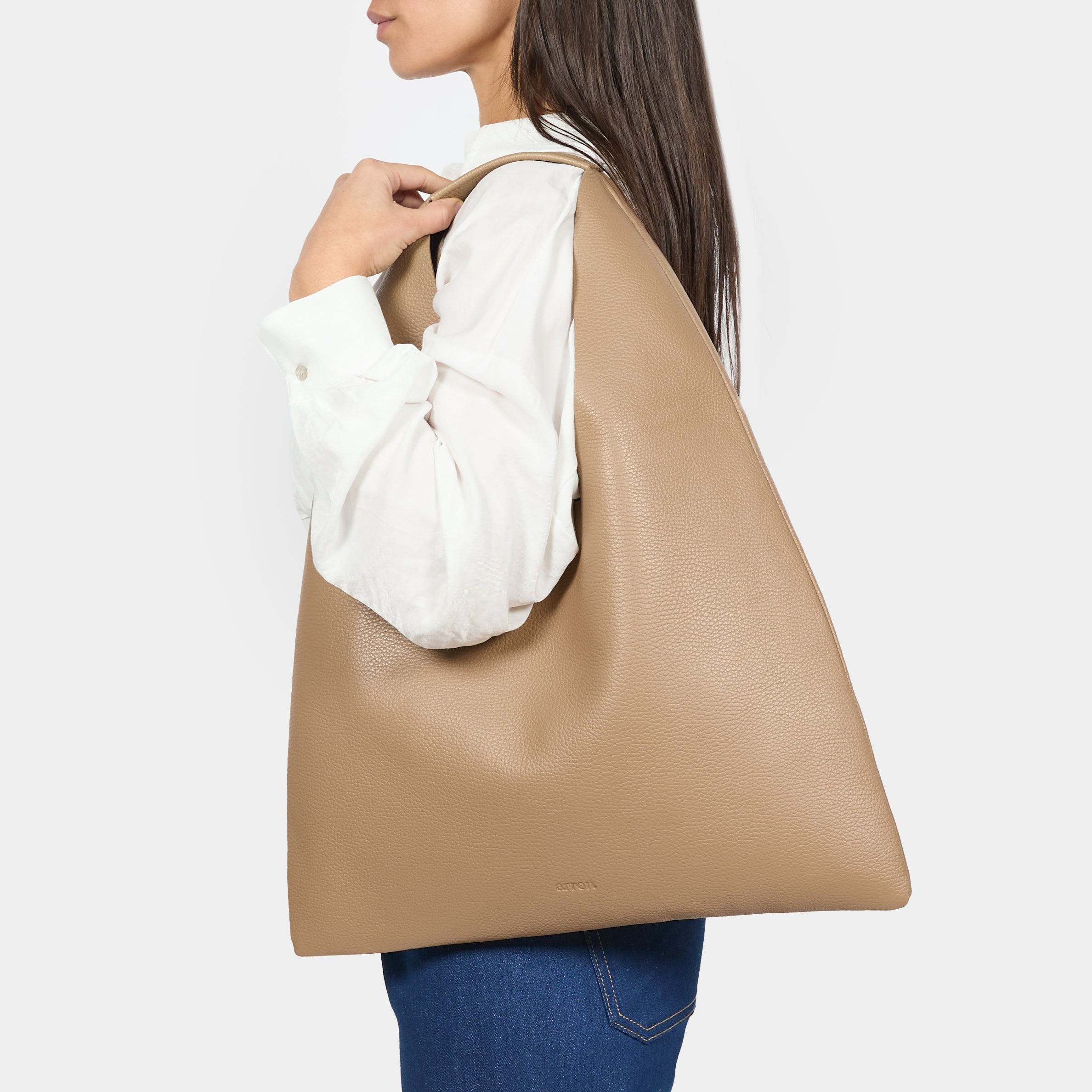 borsa hobo Eva in pelle martellata color nocciola avena brand Arron