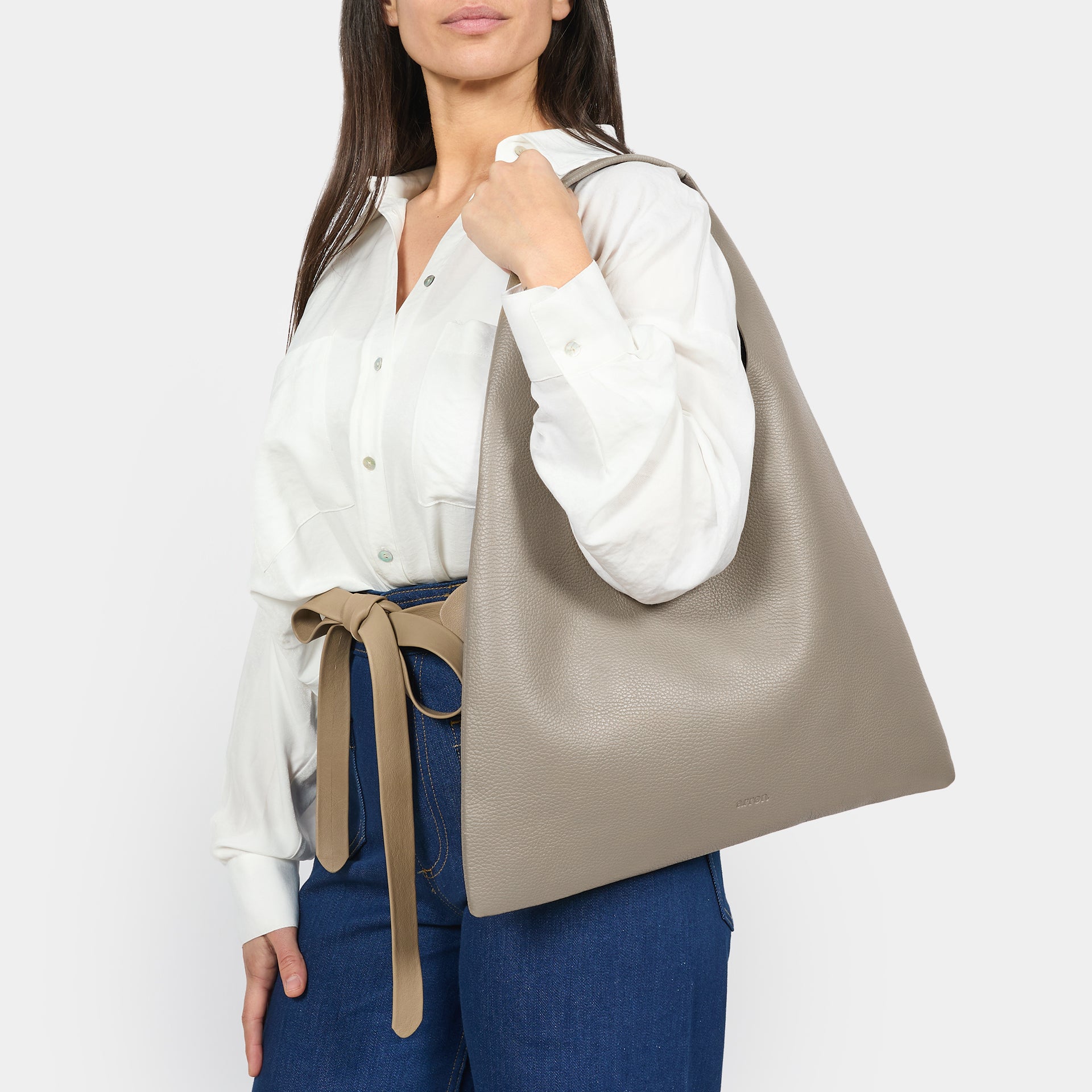 borsa hobo Eva in pelle martellata color taupe avena brand Arron