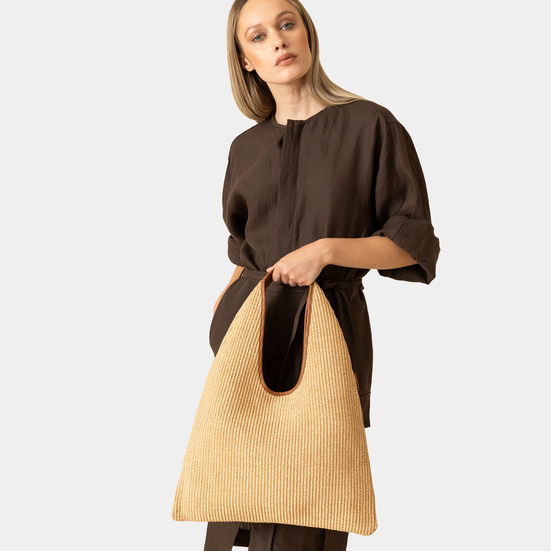 borsa hobo brand Arron in rafia naturale ecrù con profili in pelle cammello