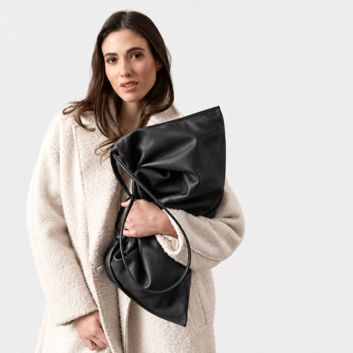 borsa destrutturata a tracolla e a spalla in pelle nera design contemporaneo minimalista Arron Made in Italy