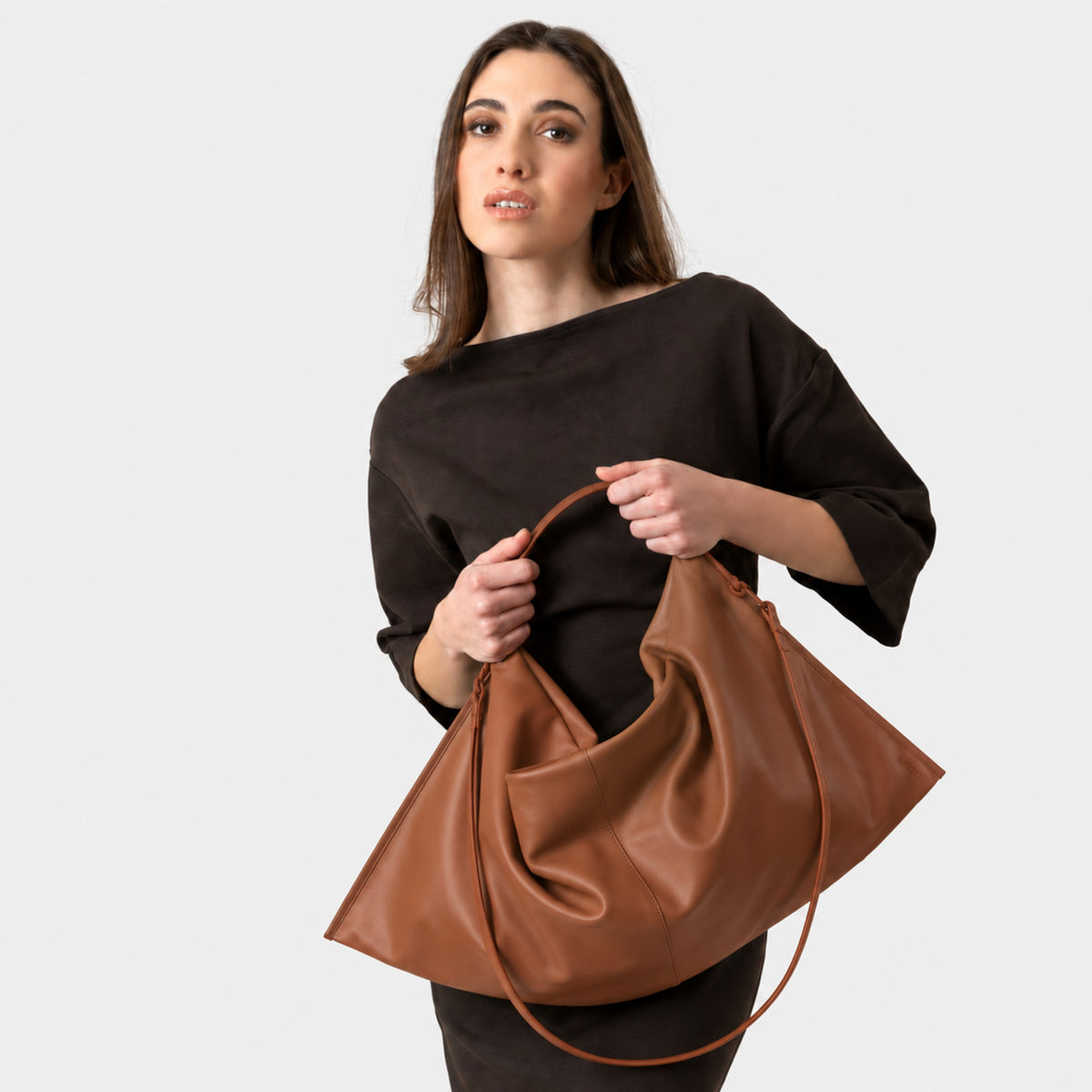 borsa Futura morbida destrutturata in pelle colo cognac brand Arron made in Italy