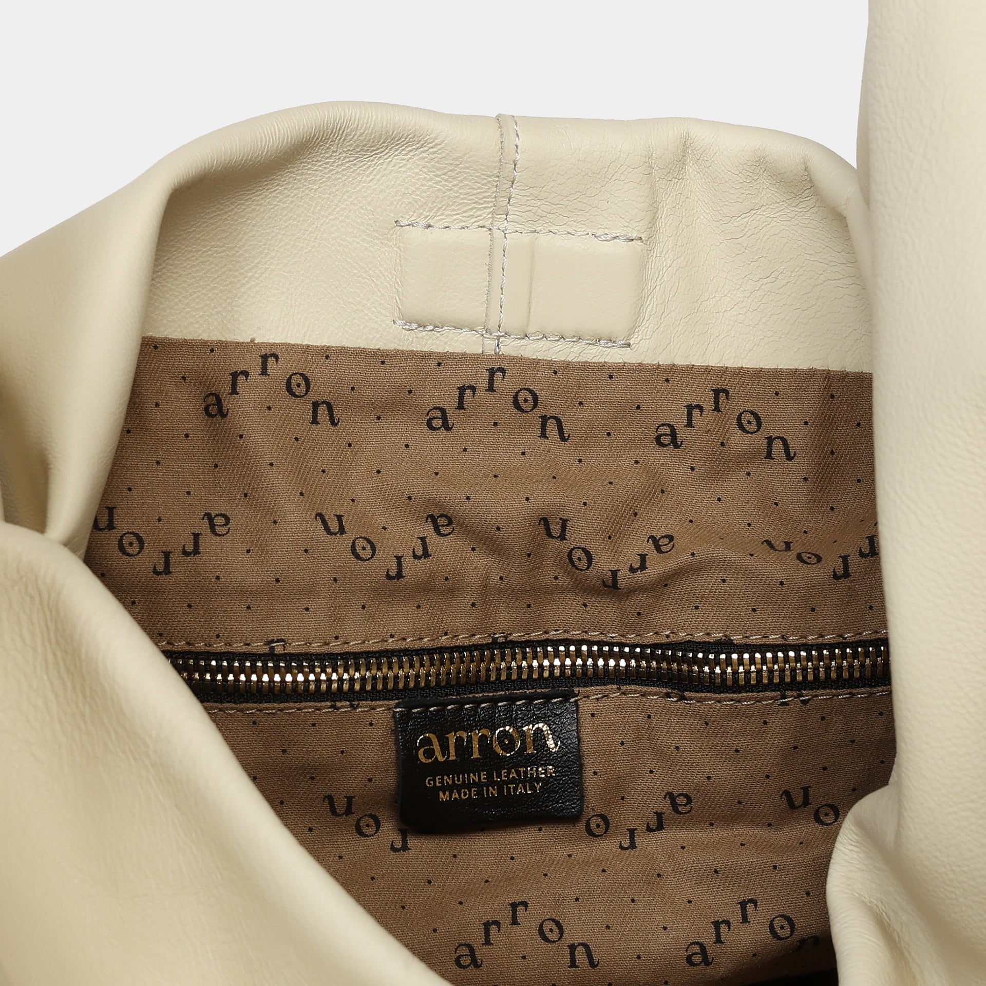 borsa Futura morbida destrutturata in pelle beige interno dettaglio fodera e brand Arron