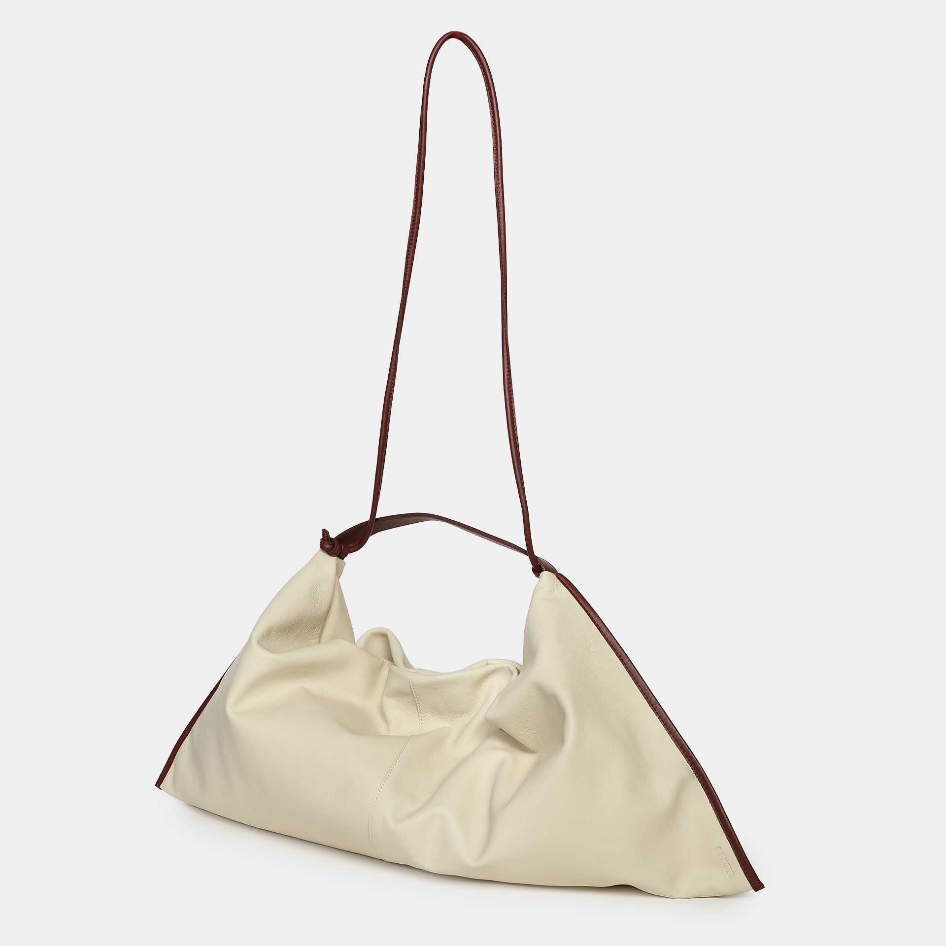 borsa Futura morbida destrutturata in pelle beige con bordi a contrasto marrone brand Arron made in Italy vista laterale