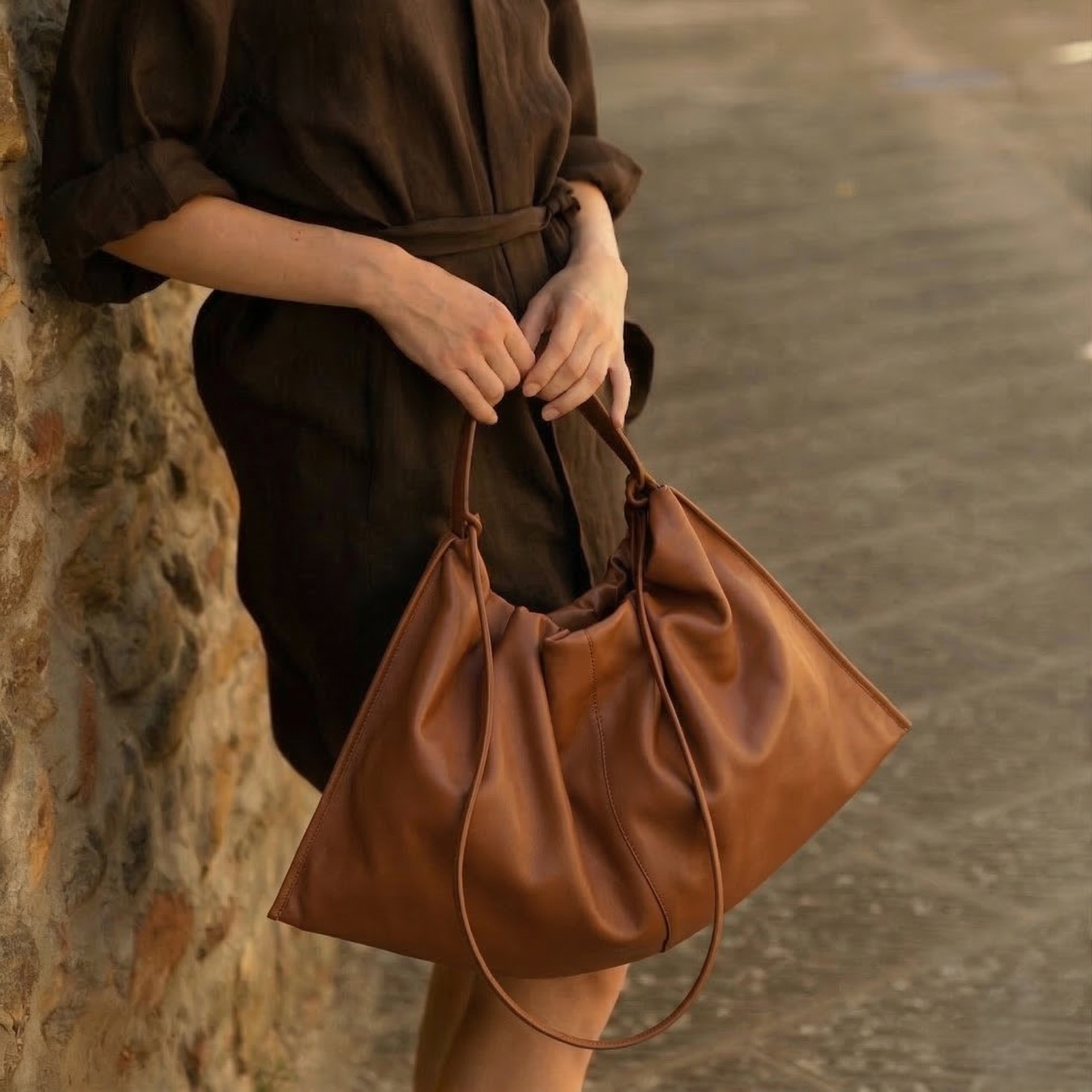 borsa Futura morbida destrutturata in pelle colo cognac brand Arron made in Italy vista laterale indossata