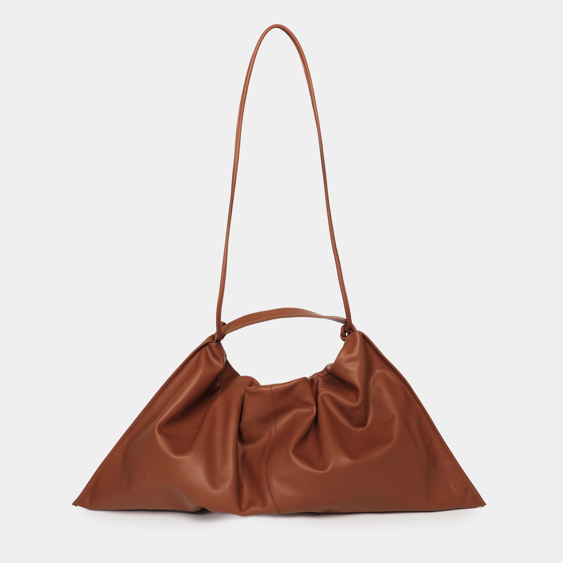 borsa Futura morbida destrutturata in pelle colo cognac brand Arron made in Italy