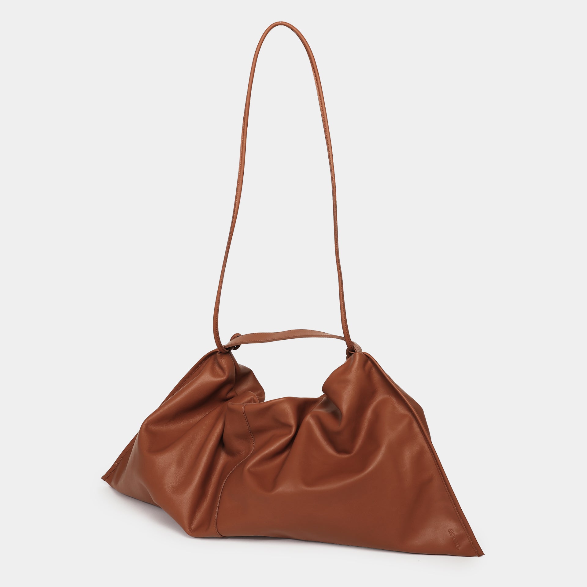 borsa Futura morbida destrutturata in pelle colo cognac brand Arron made in Italy vista laterale