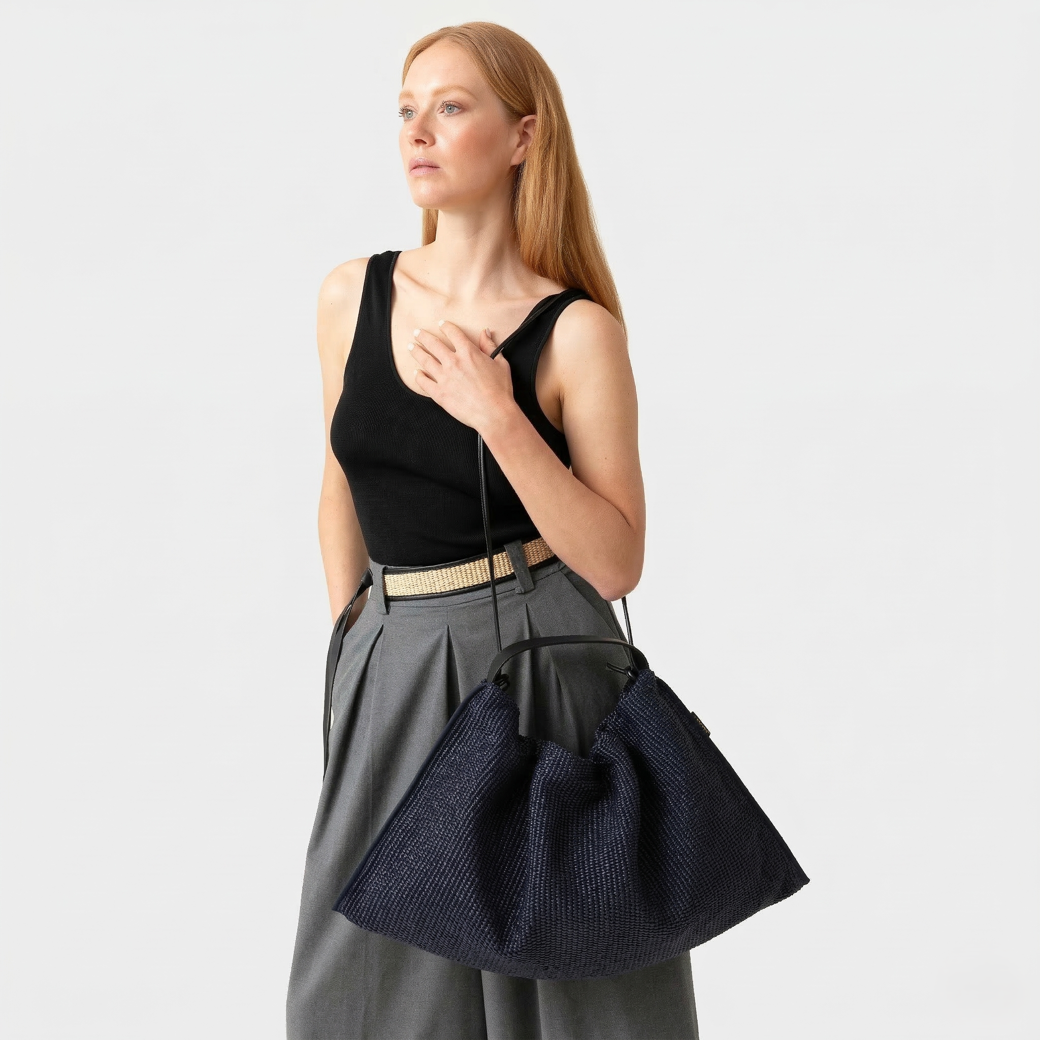 borsa in rafia e pelle blue navy Futura del marchio Arron capiente morbida destrutturata indossata a tracolla