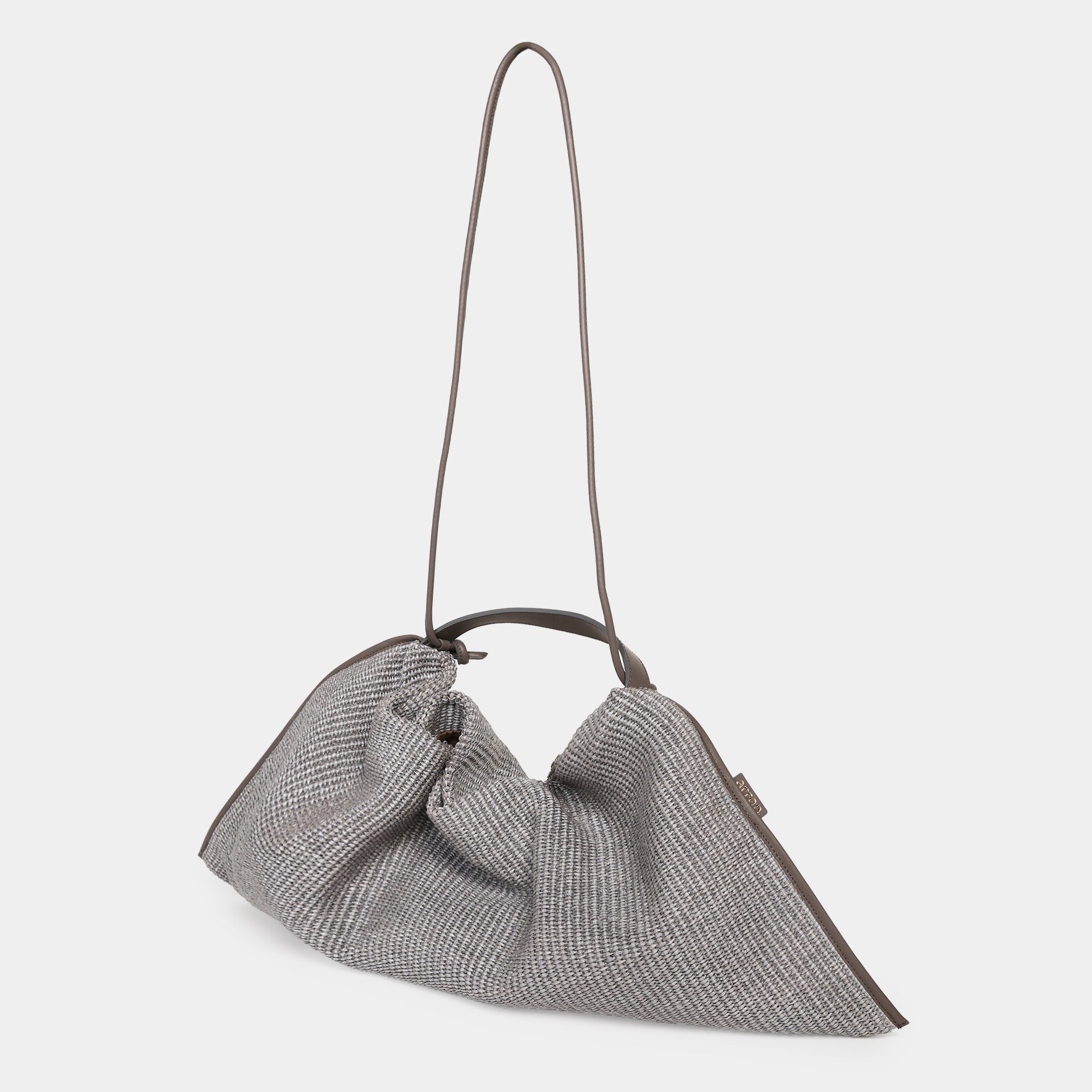 borsa grande morbida e capiente in rafia grigio perla e pelle del brand Arron con tracolla e manico a mano