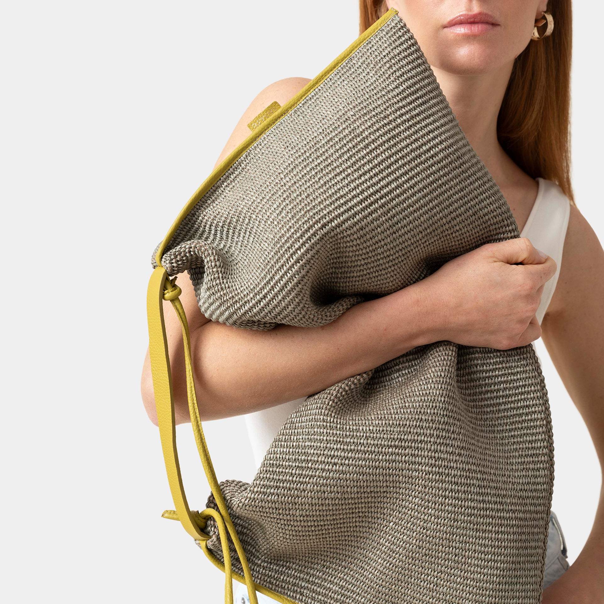 borsa Futura in rafia color muschio e profili in pelle mostarda destrutturata brand Arron Made in Italy dettaglio morbidezza