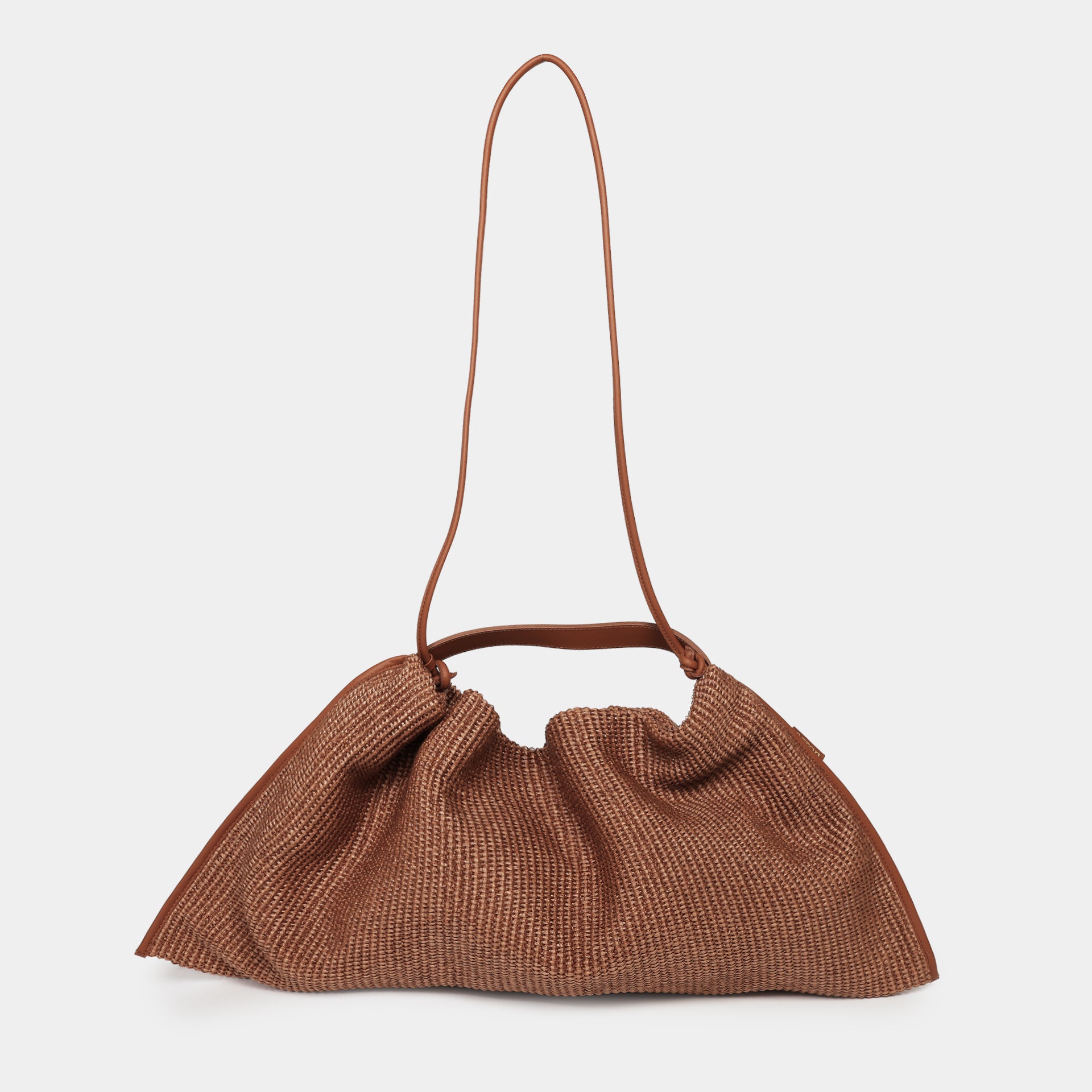 borsa destrutturata morbida in rafia e pelle marrone con manico e tracolla comoda brand Arron Made in Italy