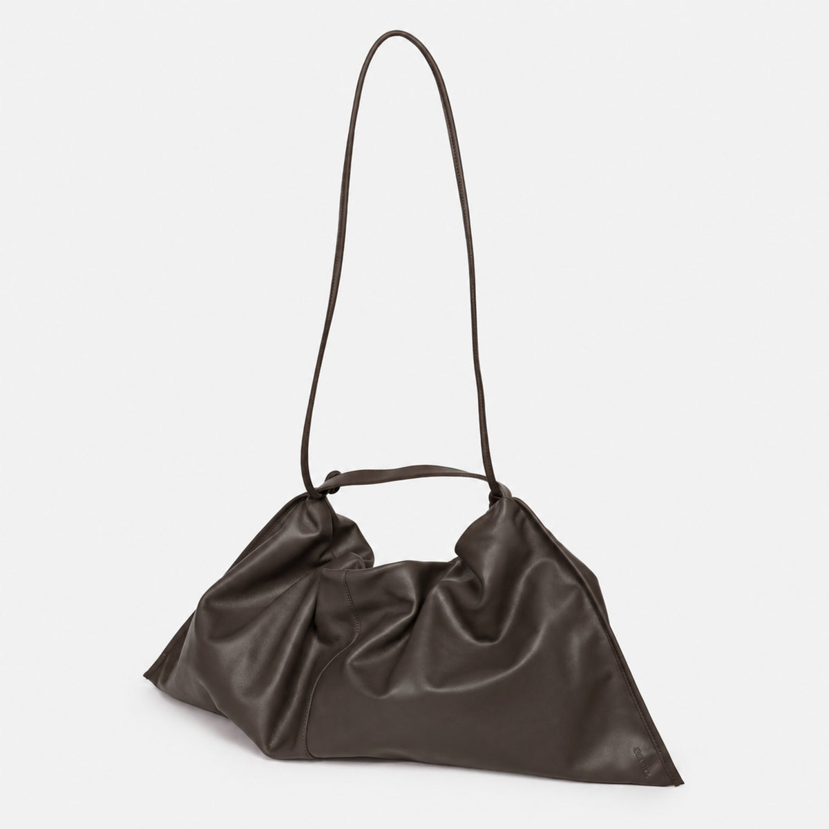 borsa futura brand Arron made in itay borsa morbida in nappa destrutturata a tracolle e a mano capiente avvolgente design molto particolare contemporanea