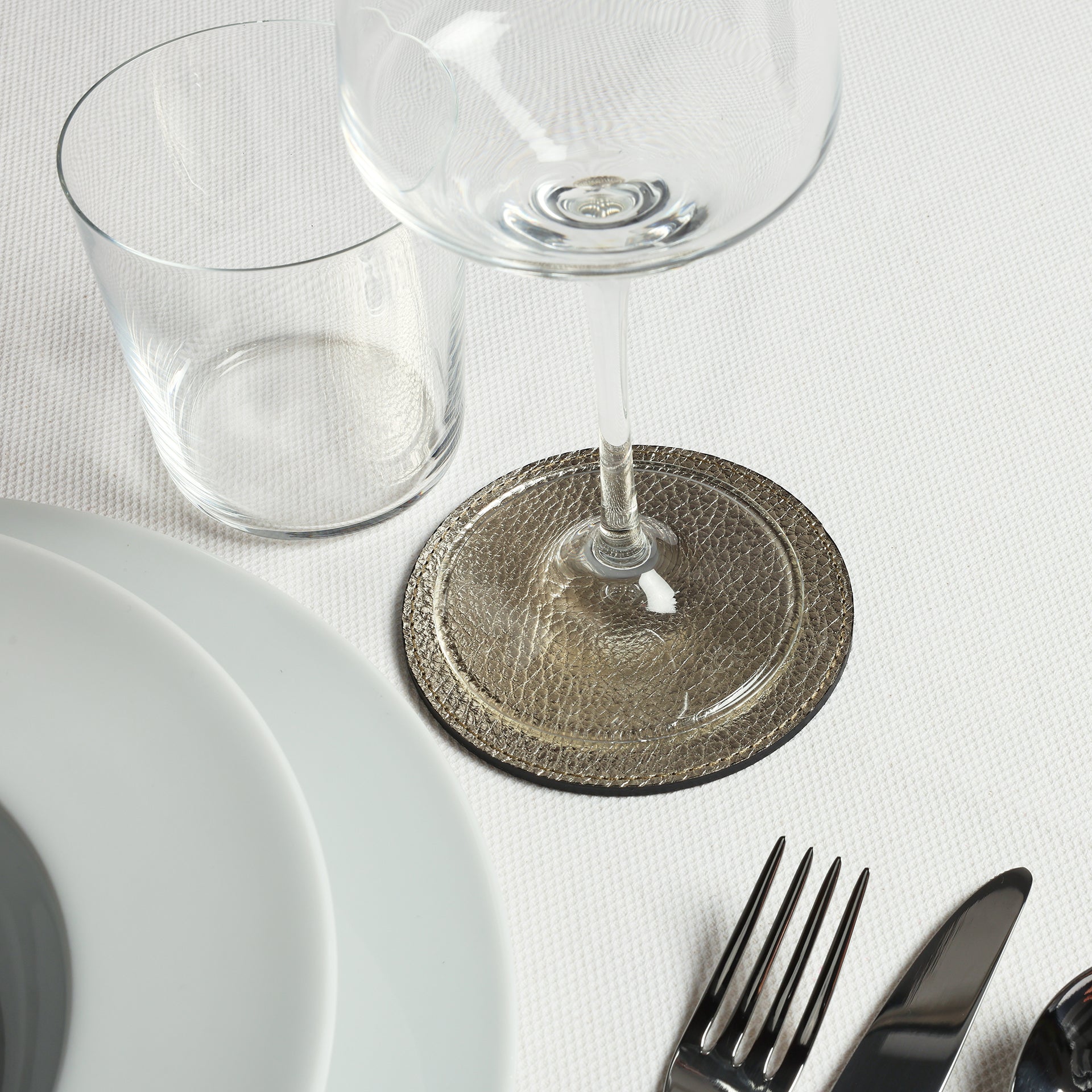 giotto sottobicchiere dorato in pelle made in italy del brand Arron regalo per la tavola di natale o capodanno artigianato