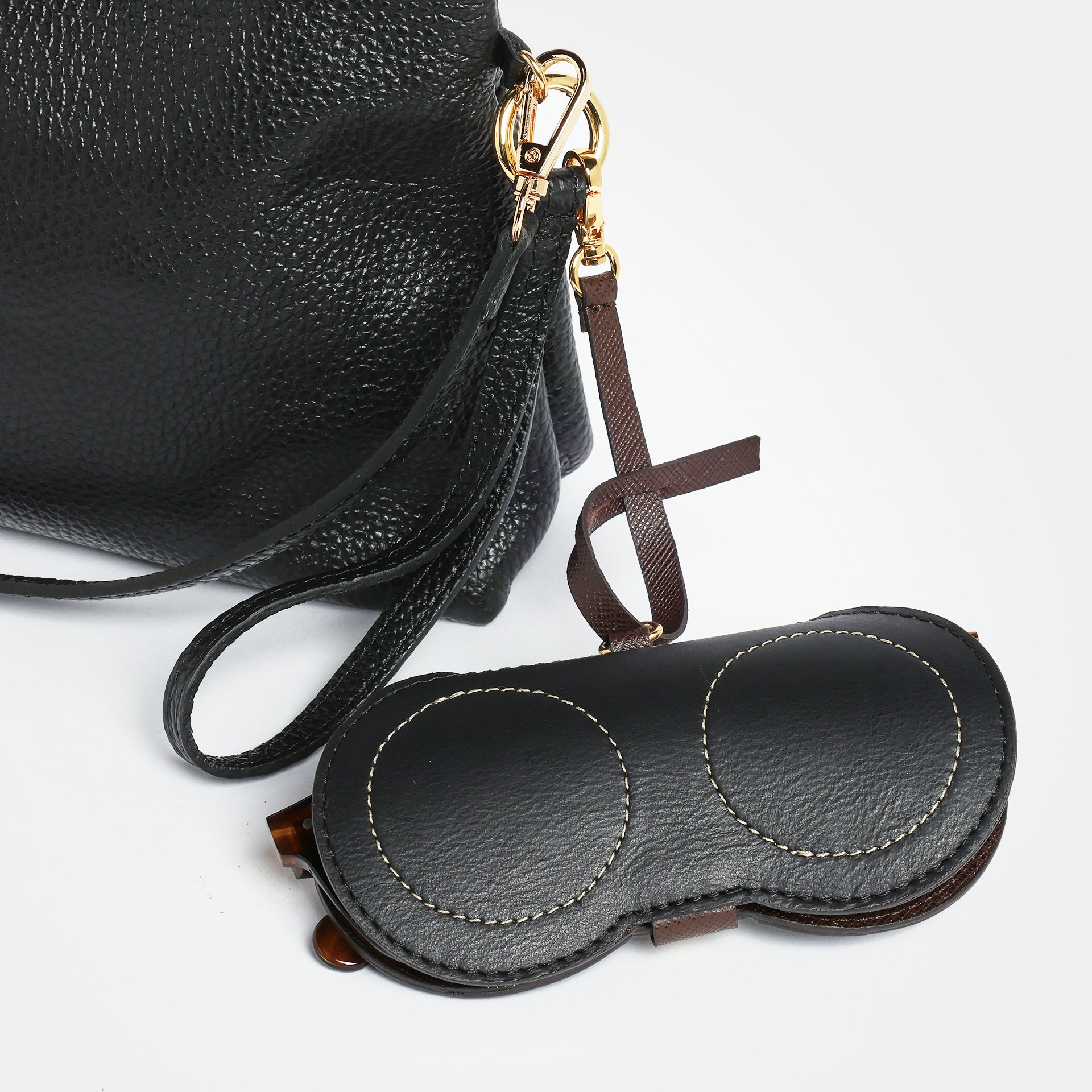 portaocchiali Marisol in pelle di Arron Made in Italy attaccato alla borsa come charm universale per ogni tipo di occhiale