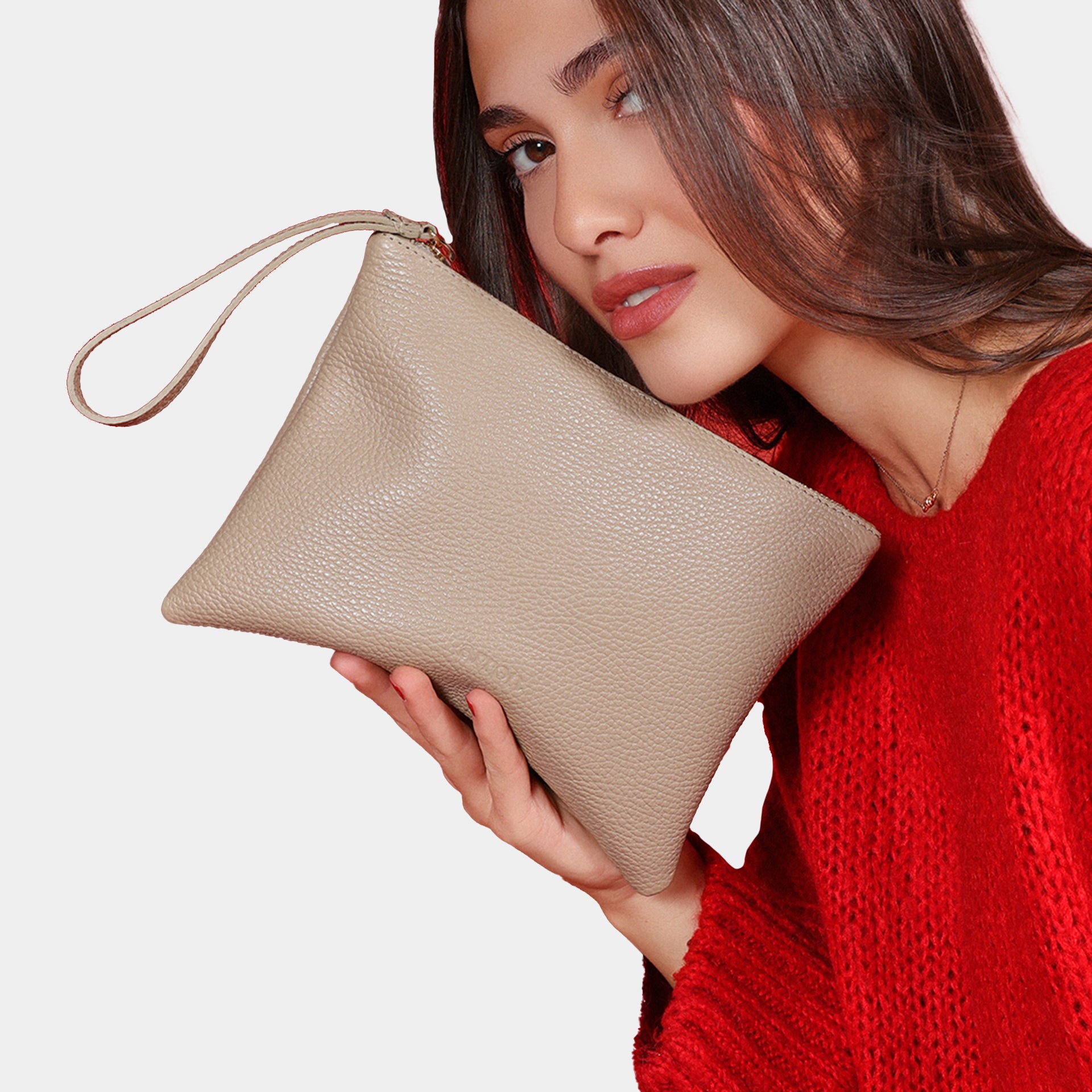 Marnie pochette a mano in pelle martella almond Arron made in italy