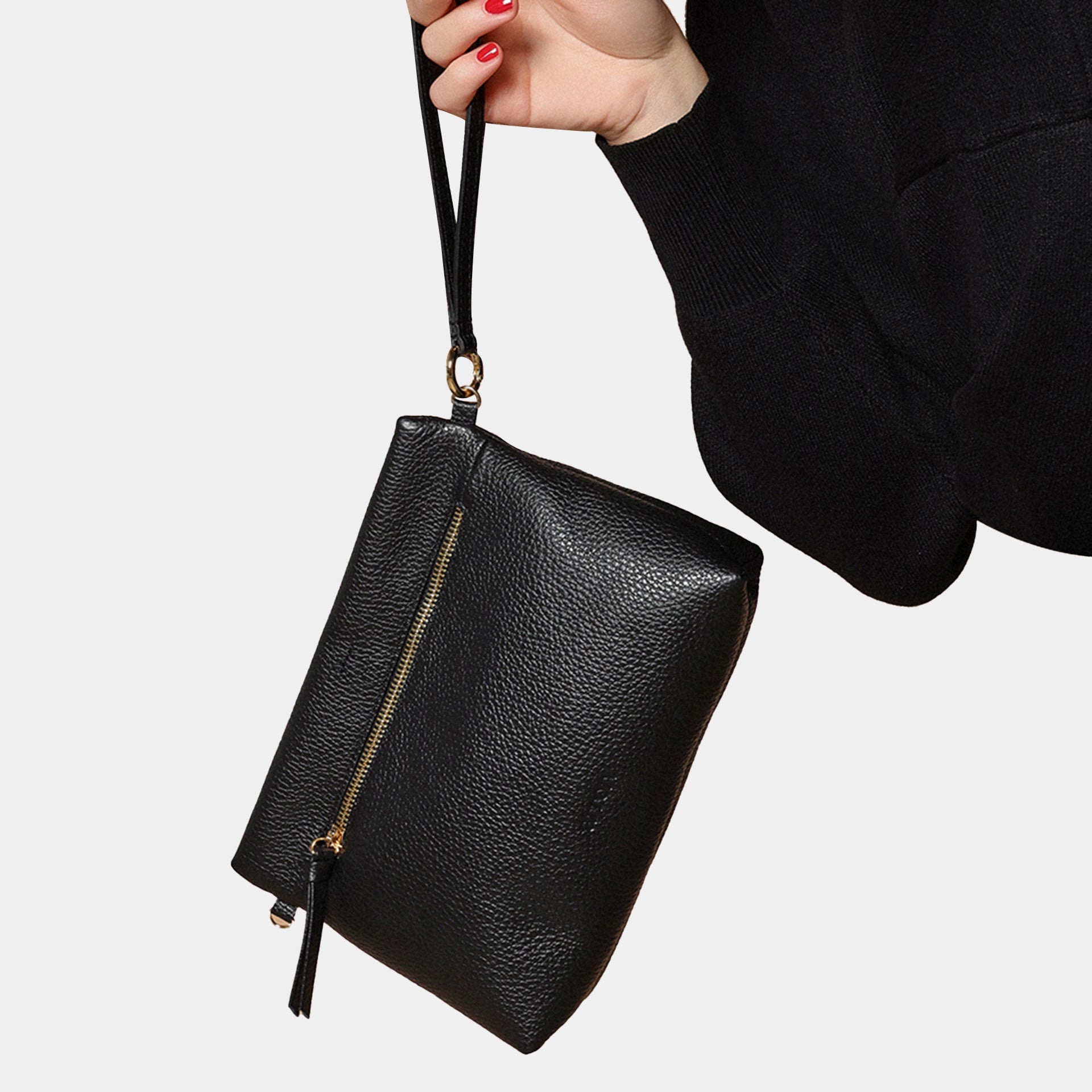 borsa mignon del marchio Arron indossata pelle martellata nera tipo clutch morbida con manico staccabile