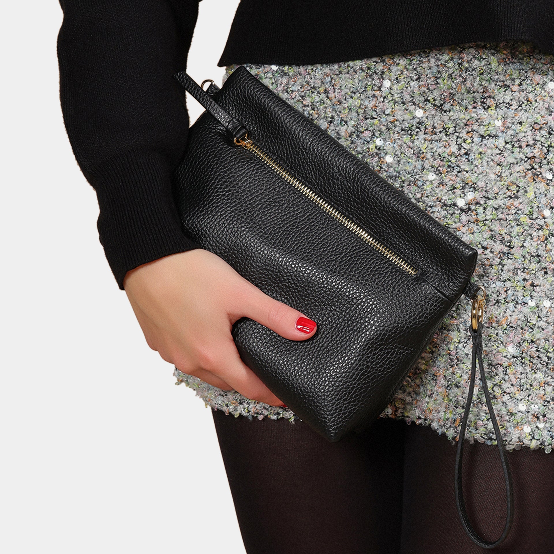 borsa mignon del marchio Arron indossata pelle martellata nera tipo clutch morbida con manico staccabile