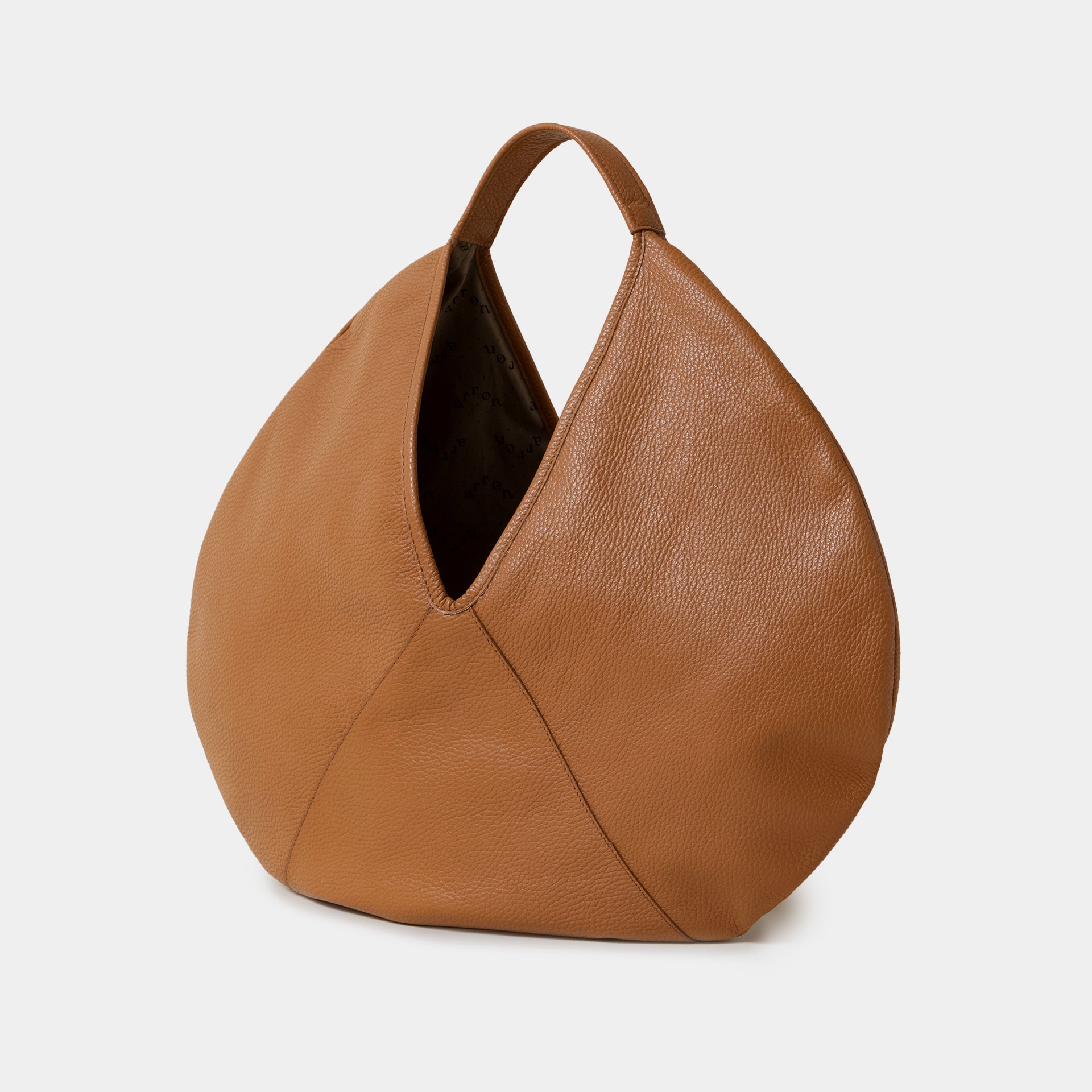 borsa rotonda NOA del brand ARRON in pelle martellata camel