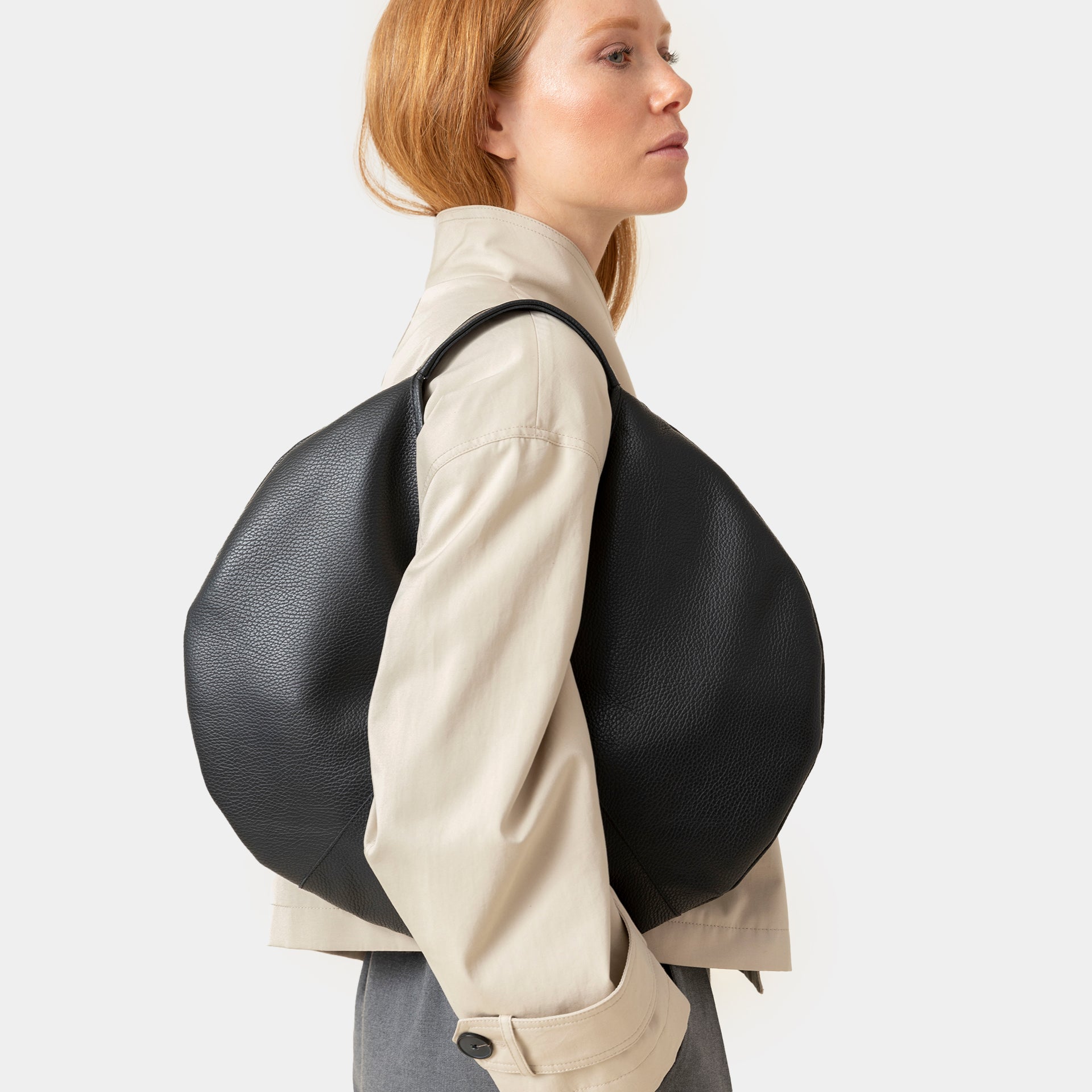 borsa rotonda NOA del brand ARRON in pelle martellata nera