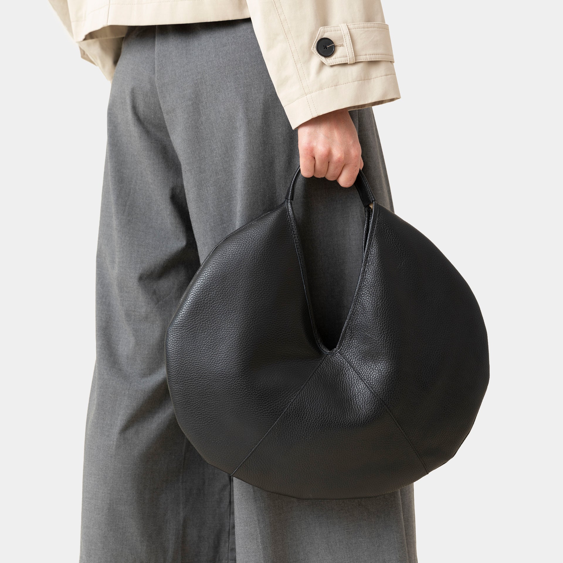 borsa rotonda NOA del brand ARRON in pelle martellata nera