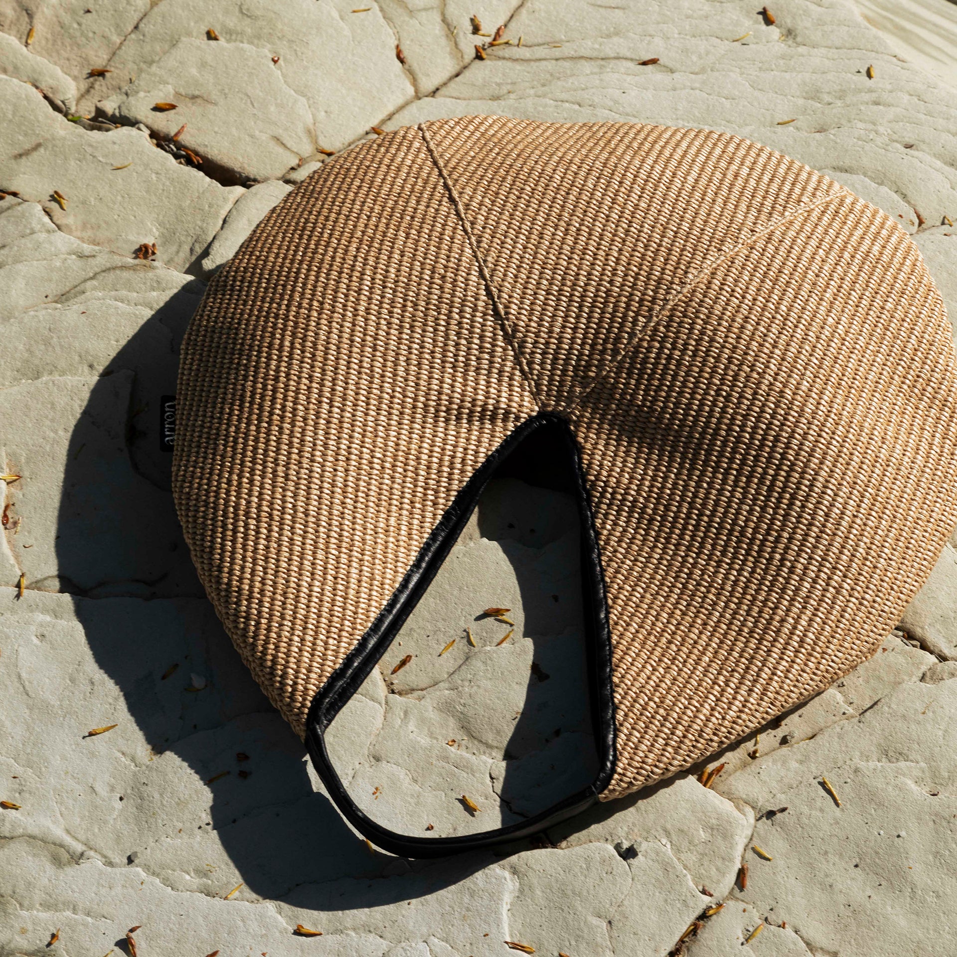 borsa rotonda NOA del brand ARRON in rafia ecrù e pelle nera