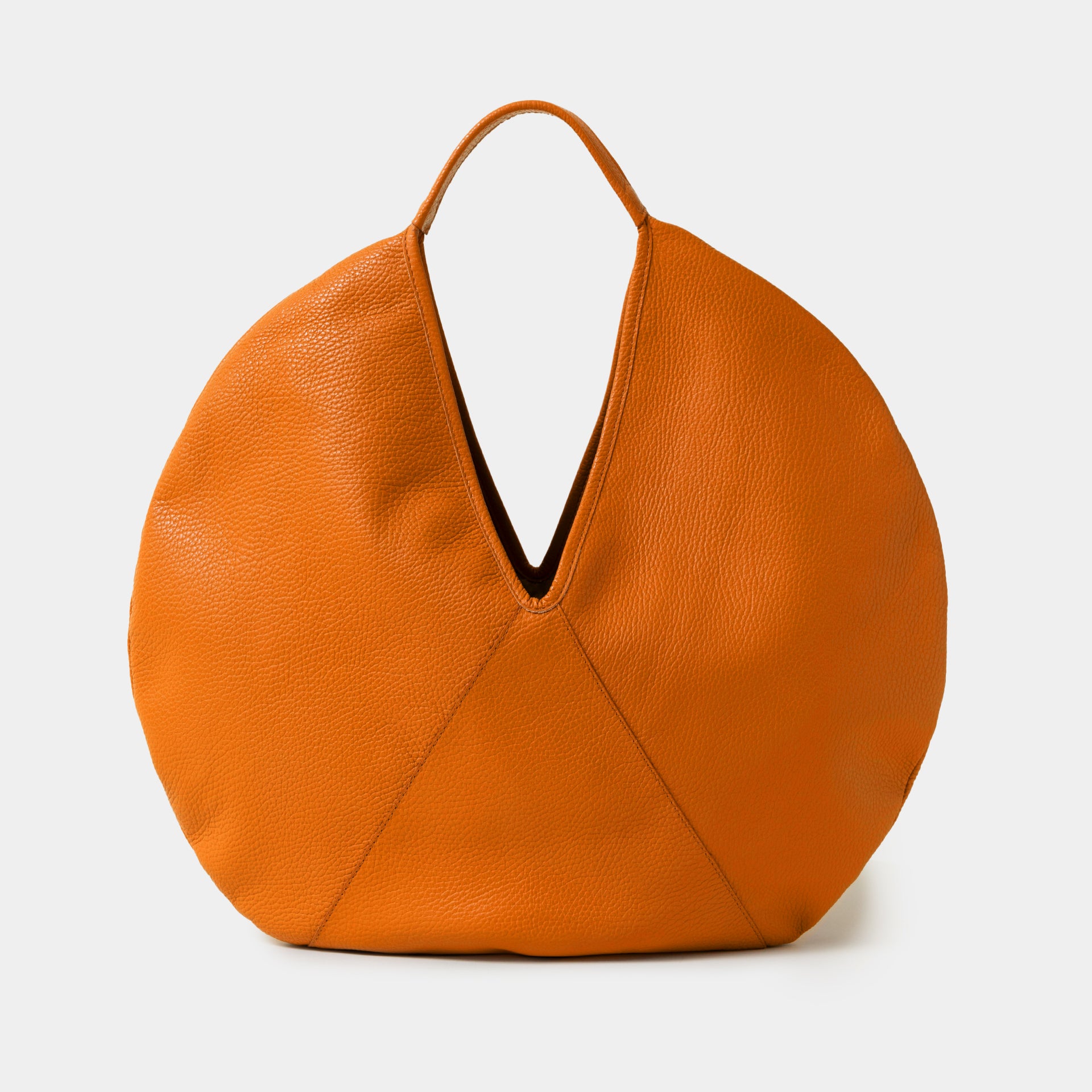 borsa rotonda NOA del brand ARRON in pelle martellata arancione carota