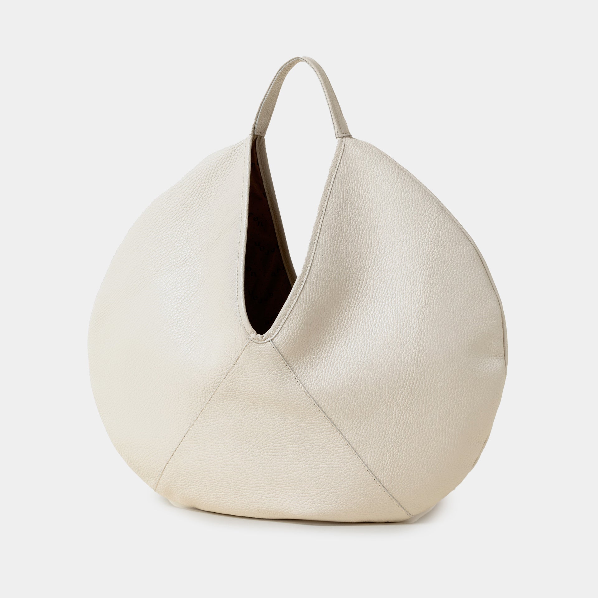 borsa rotonda NOA del brand ARRON in pelle martellata latte avena