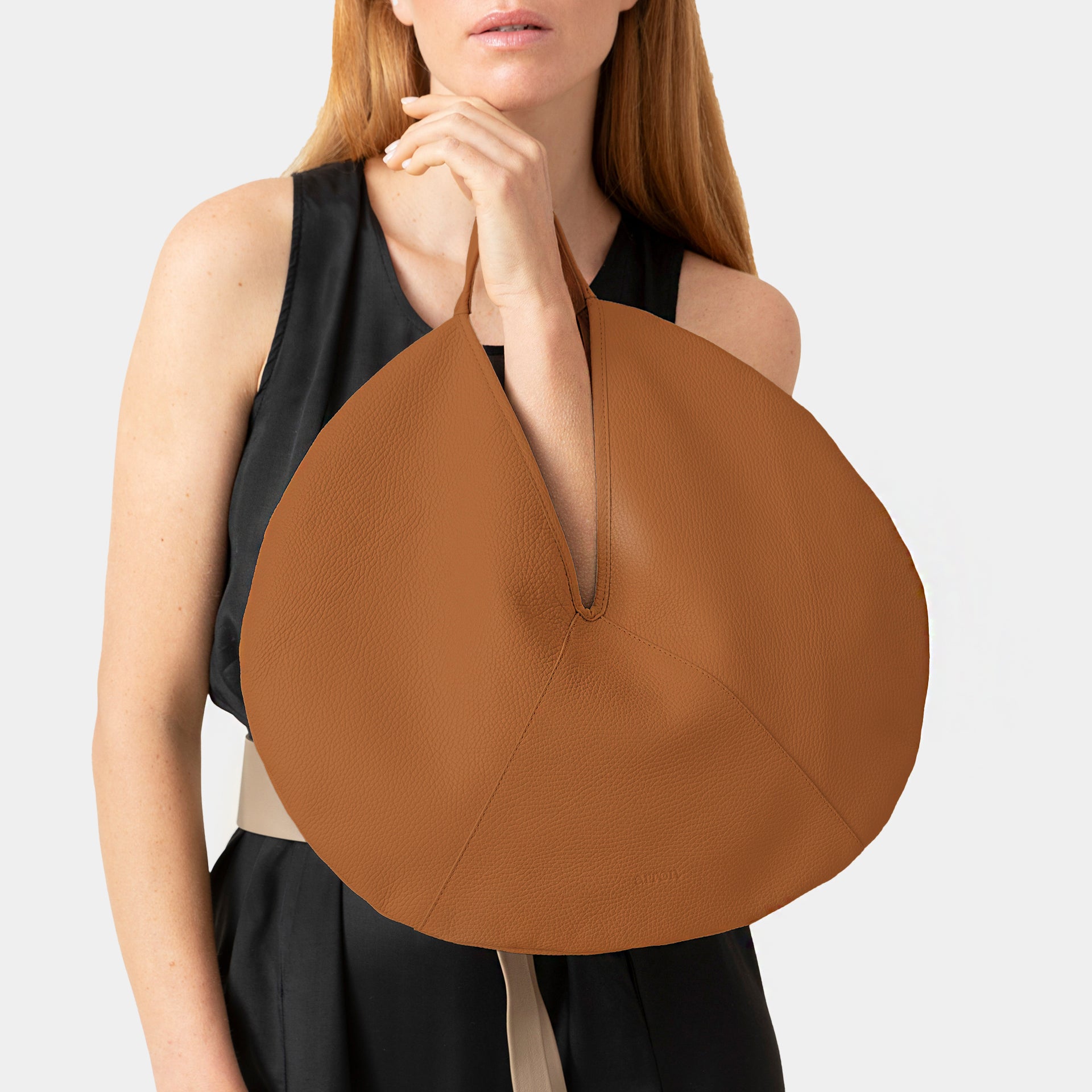 borsa rotonda NOA del brand ARRON in pelle martellata camel