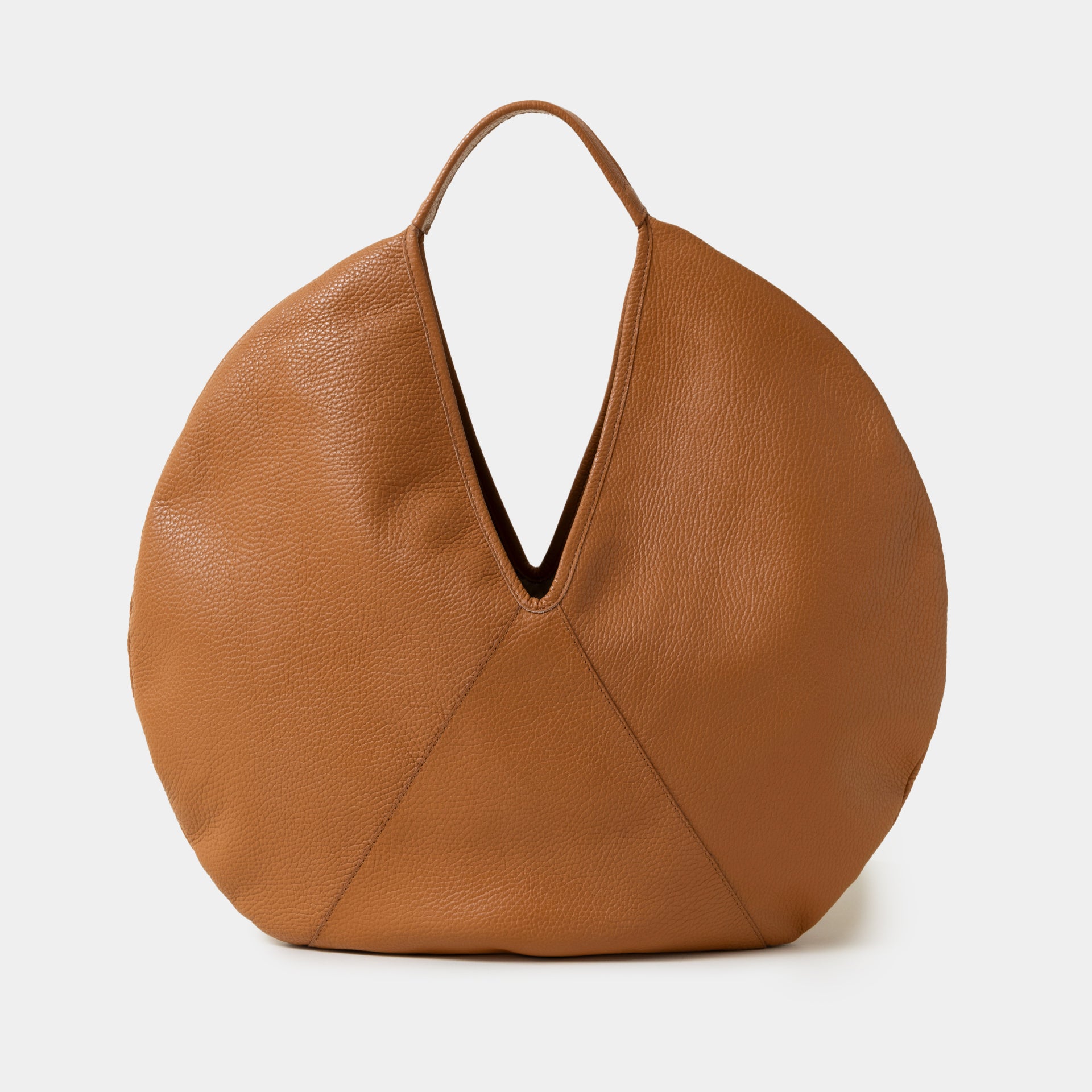 borsa rotonda NOA del brand ARRON in pelle martellata camel