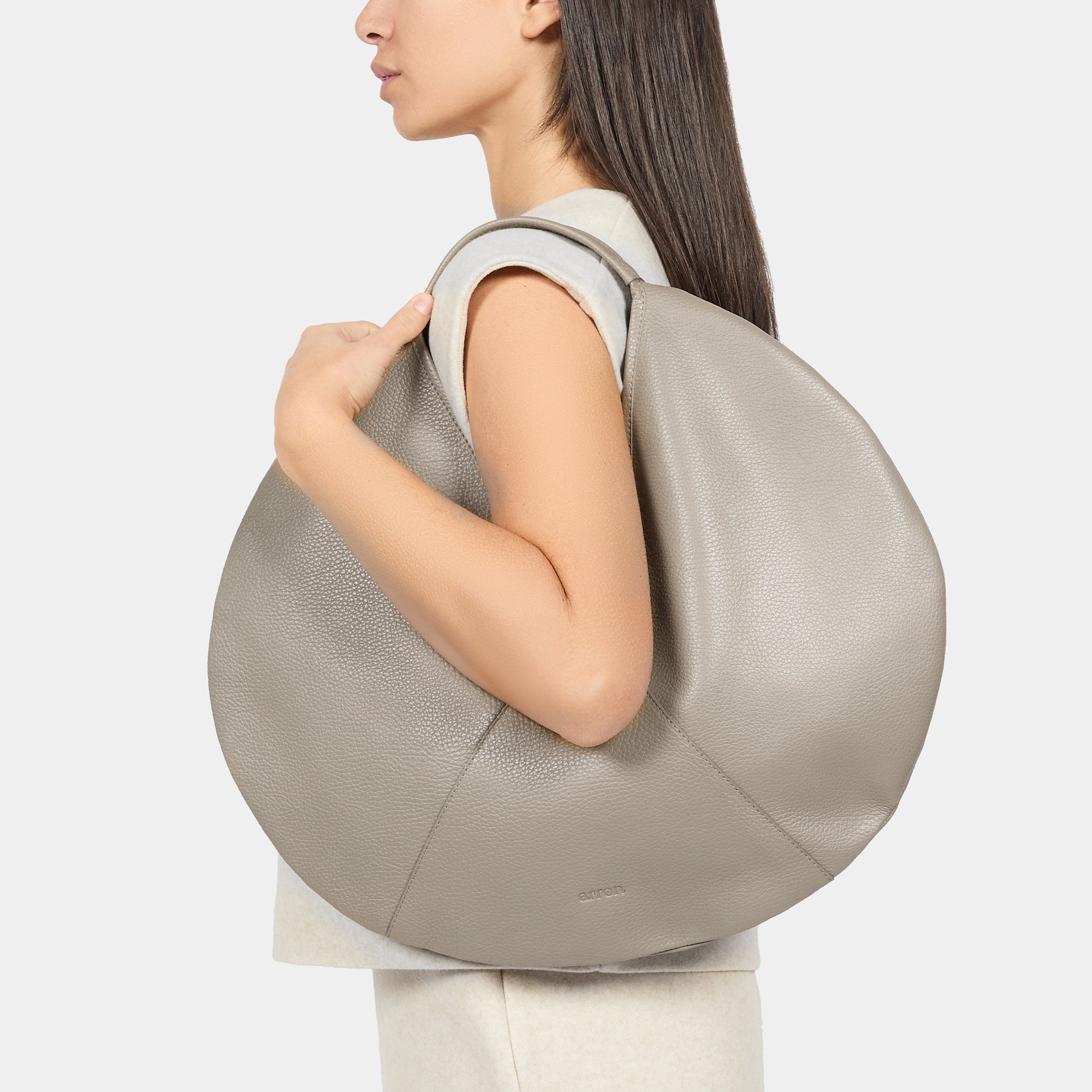 borsa rotonda NOA del brand ARRON in pelle martellata taupe