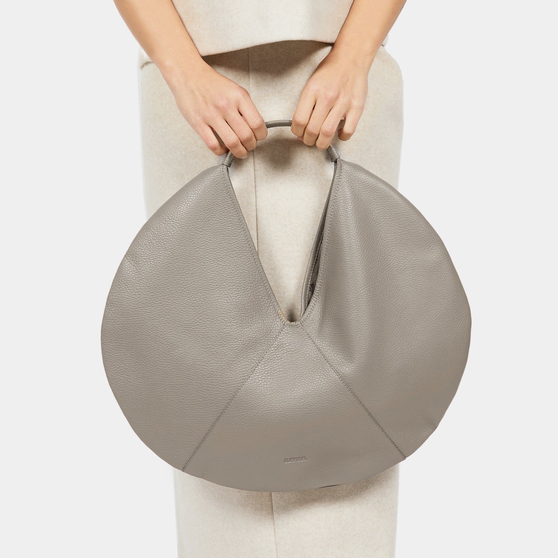 borsa rotonda NOA del brand ARRON in pelle martellata taupe