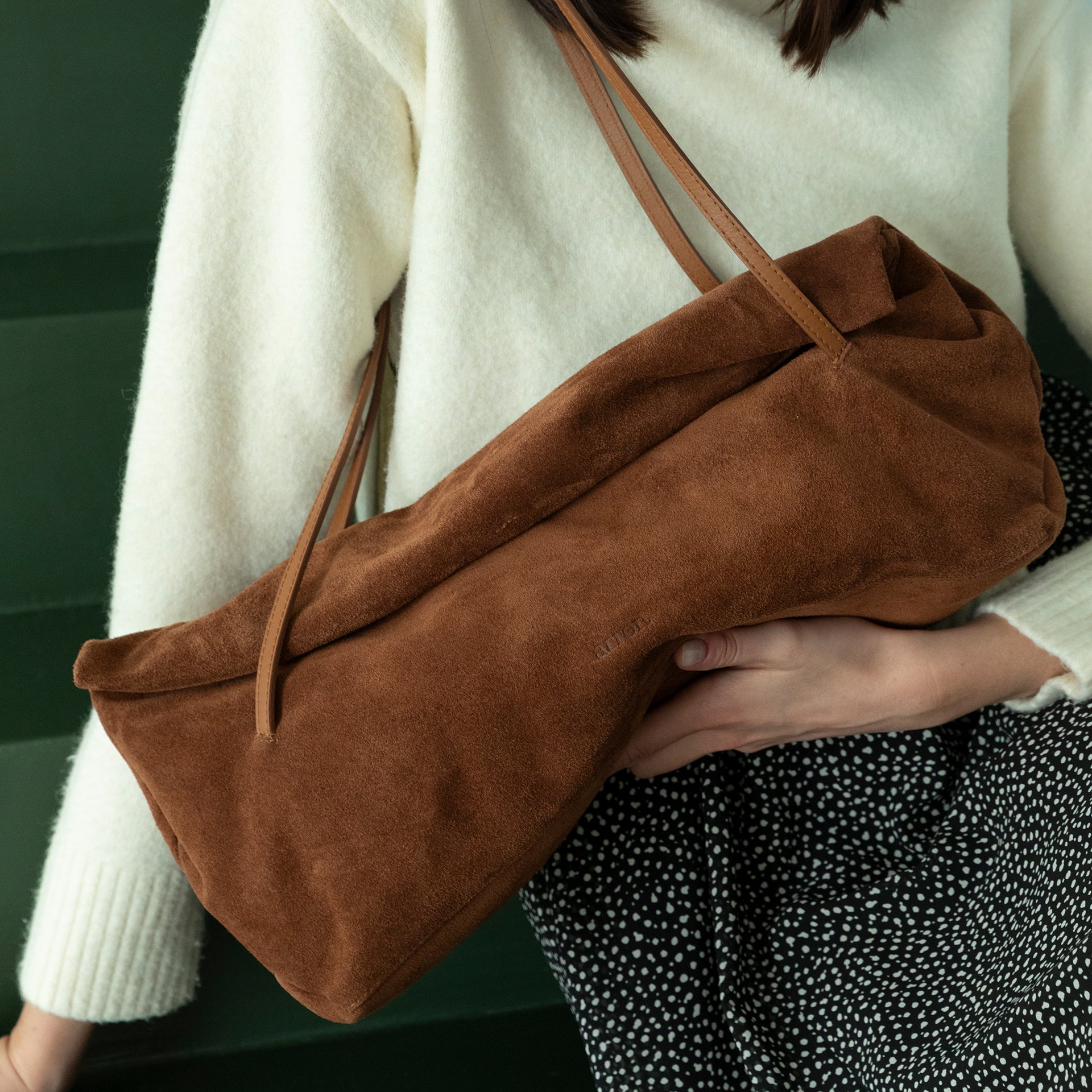 borsa east west baguette in camoscio color cognac cammello trendy minimalista marchio Arron made in Italy