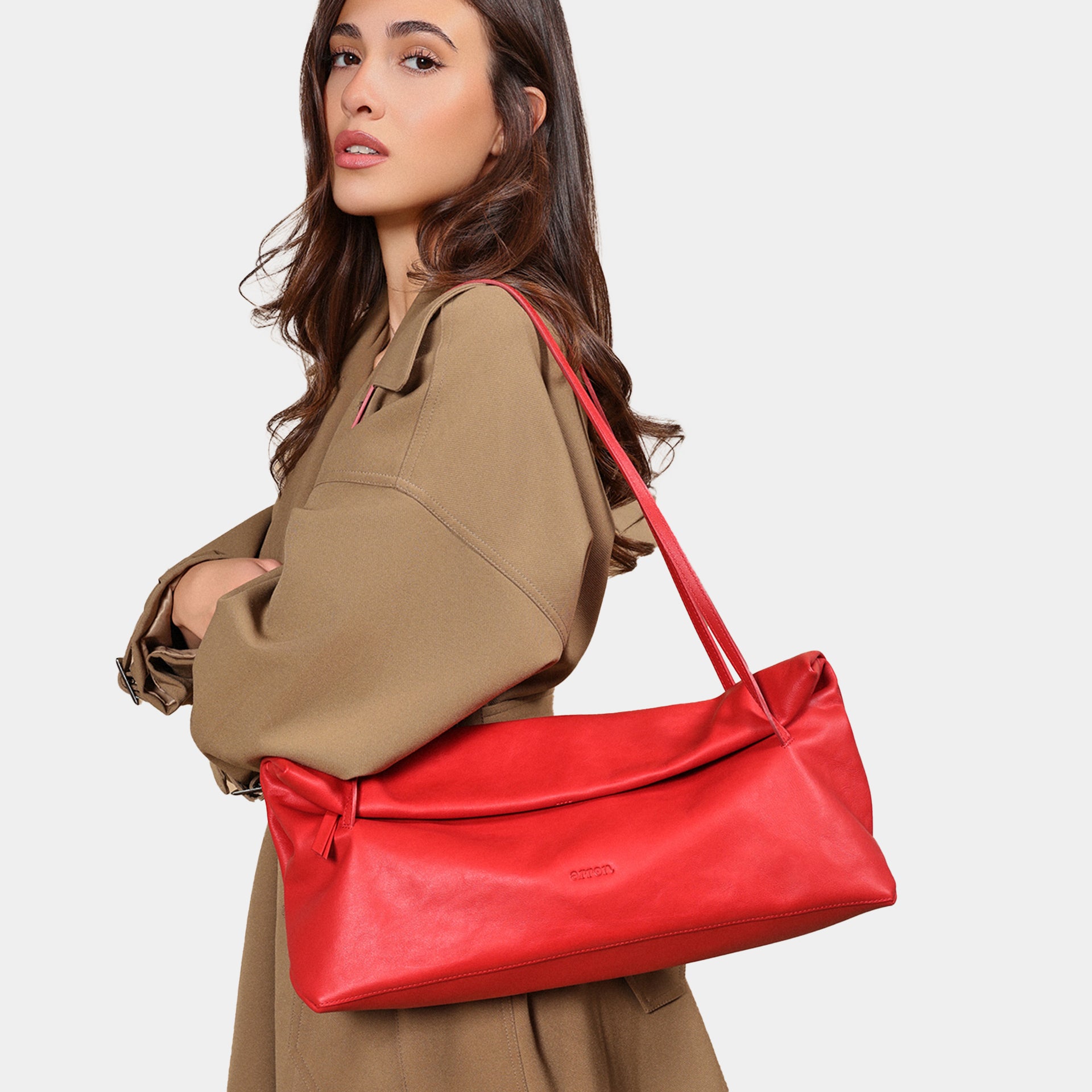 borsa allungata east west rossa pelle morbida rossa indossata brand Arron trendy