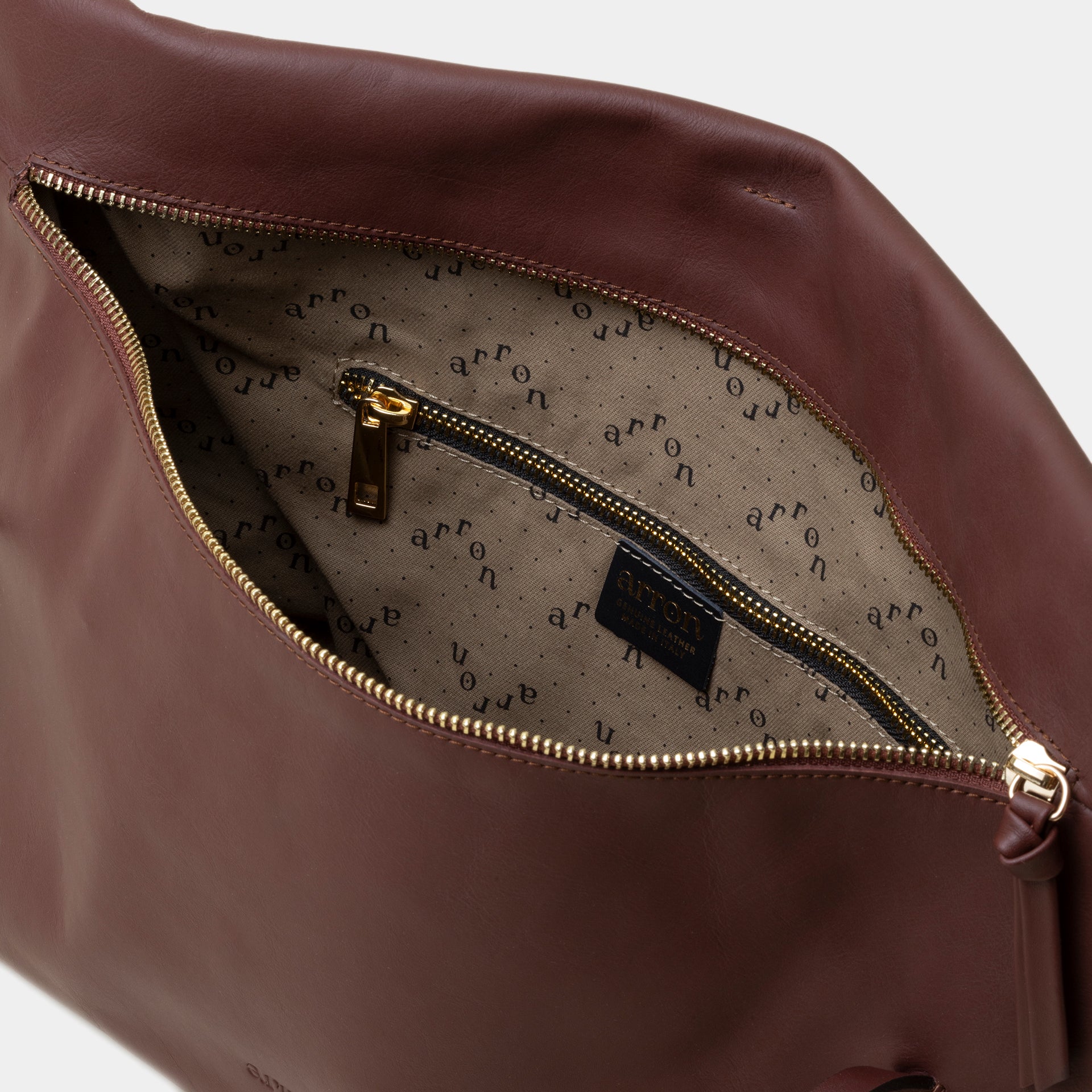 borsa east west baguette in pelle liscia color bruciato trendy minimalista marchio Arron made in Italy