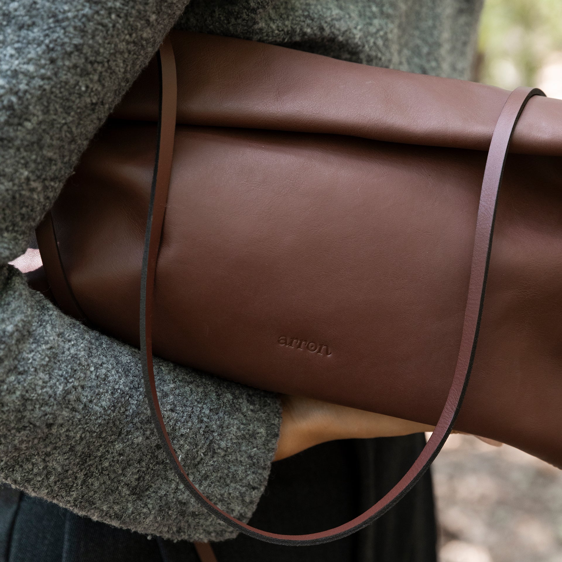 borsa east west baguette in pelle liscia color bruciato trendy minimalista marchio Arron made in Italy