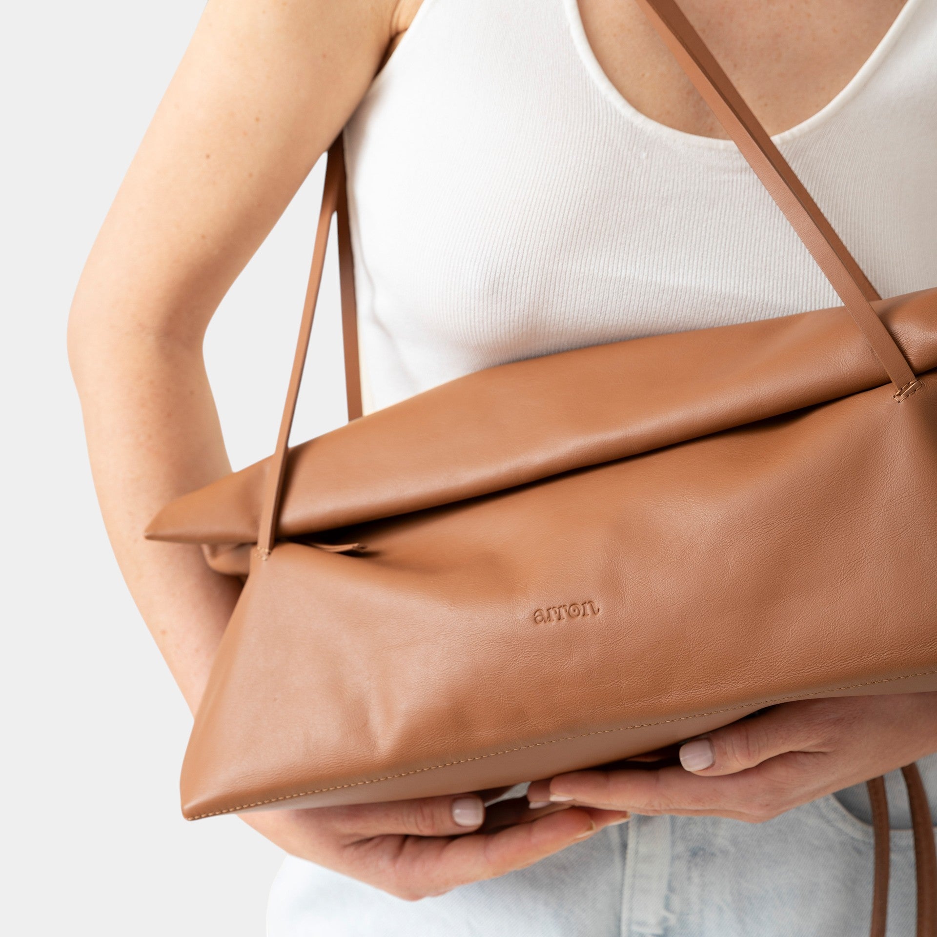 borsa Otta made in Italy del brand Arron in pelle color cognac, forma allungata east west, trendy, leggera manici fini indossata