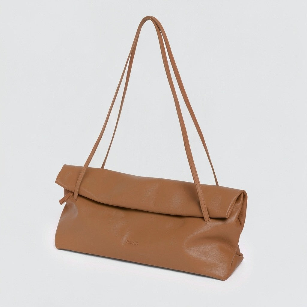 borsa Otta made in Italy del brand Arron in pelle color cognac, forma allungata east west, trendy, leggera manici fini vista laterale