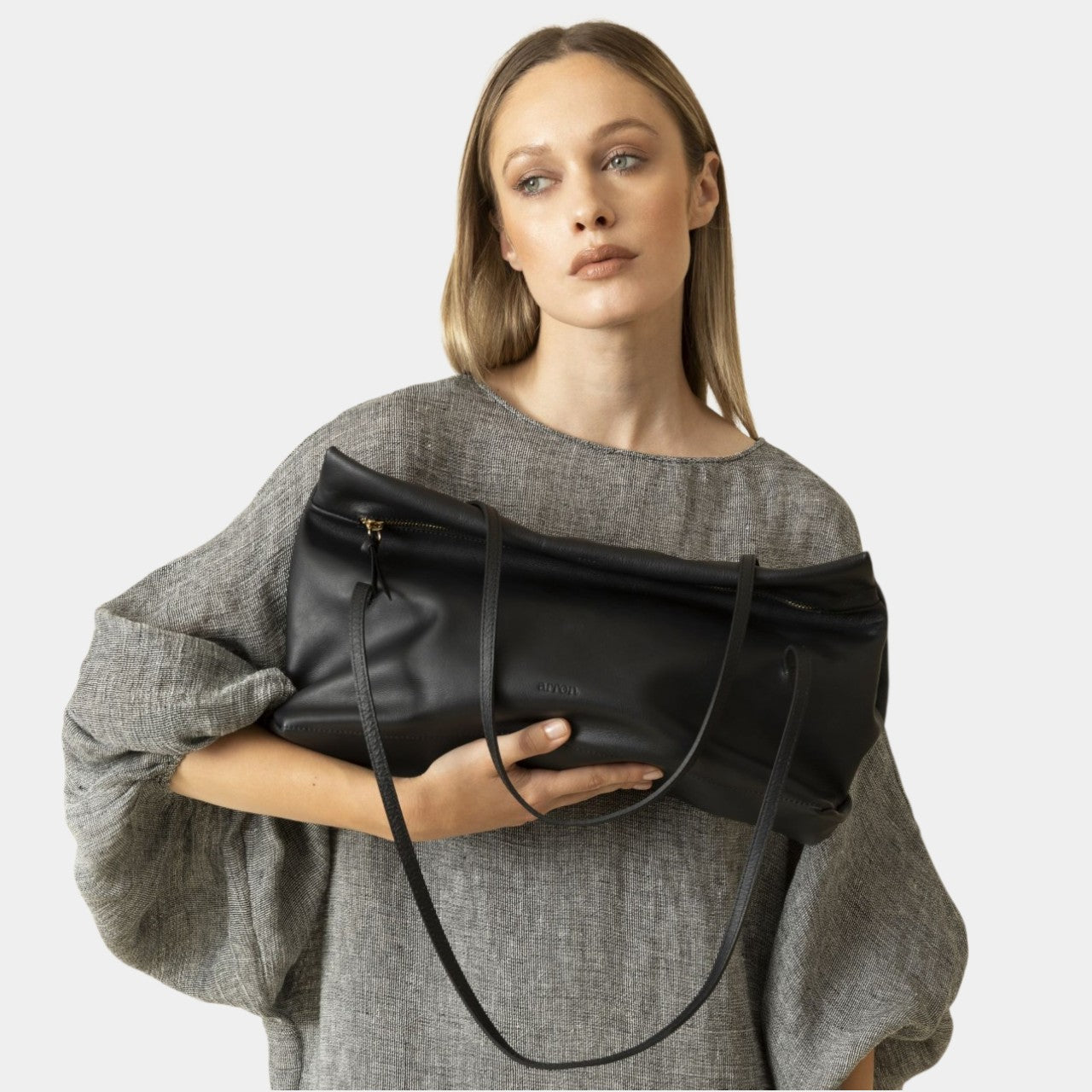 Otta borsa allungata a spalla Arron in pelle nera frontale