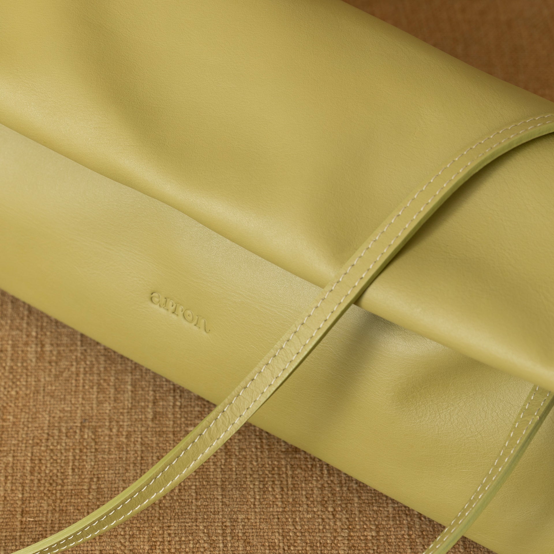 borsa Otta made in Italy del brand Arron in pelle, forma allungata east west, trendy, color olio morbida e leggera manici fini dettaglio lifestyle