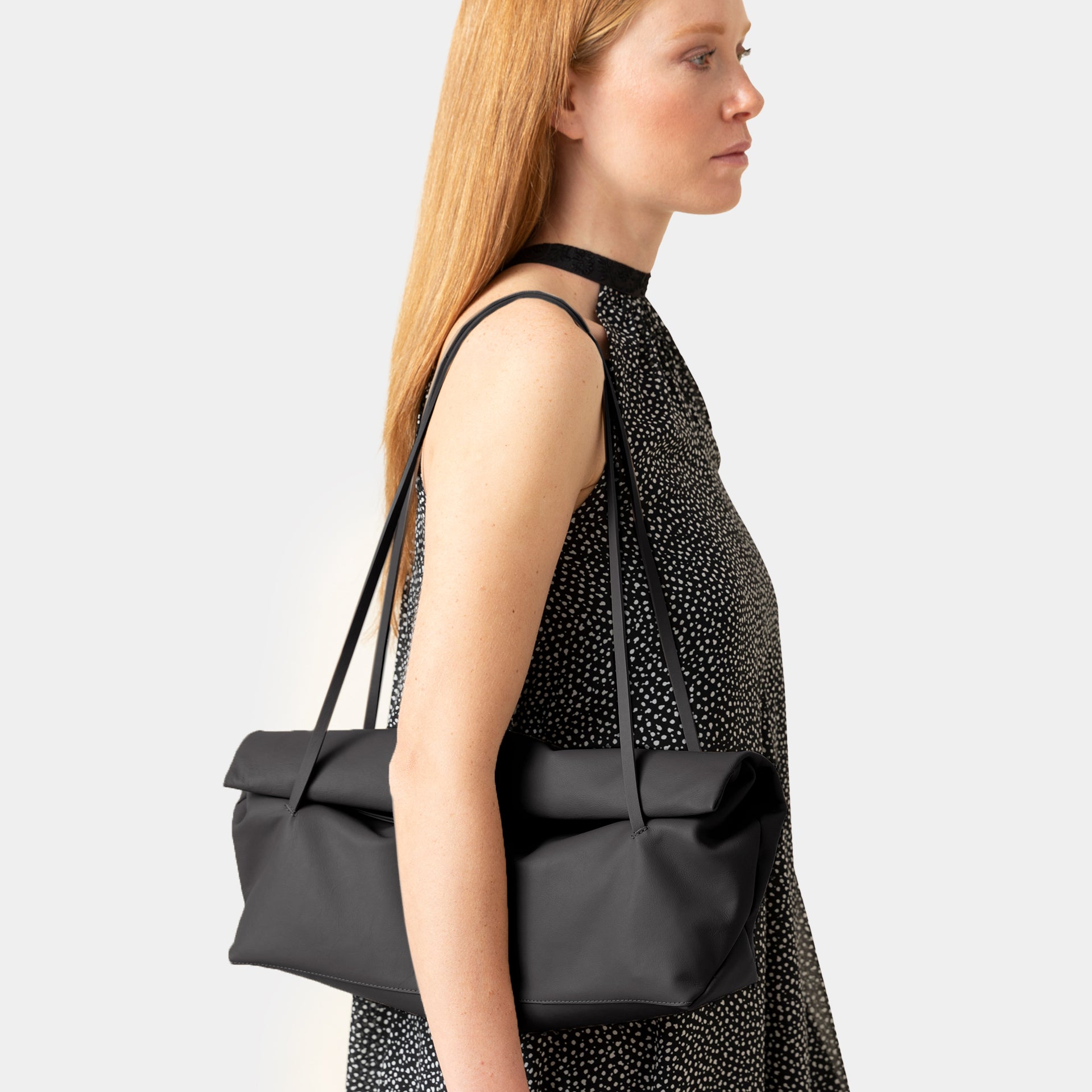 borsa allungata a spalla Arron in morbida nappa nera con cerniera zip indossata a spalla