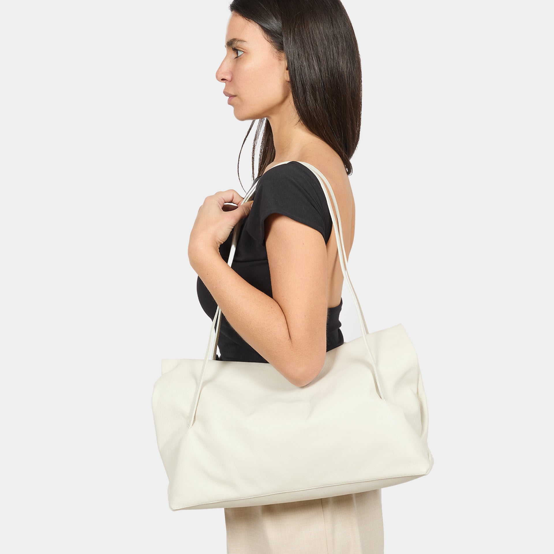 borsa baguette a spalla Arron in morbida nappa color burro con cerniera zip