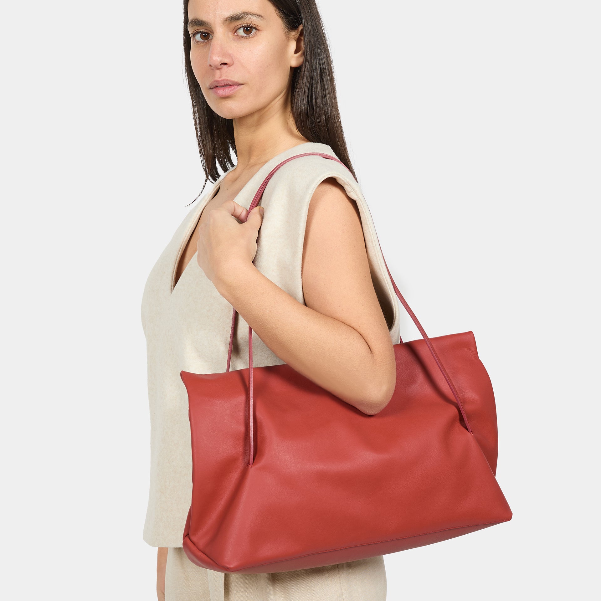 borsa baguette a spalla Arron in morbida nappa color mattone con cerniera zip