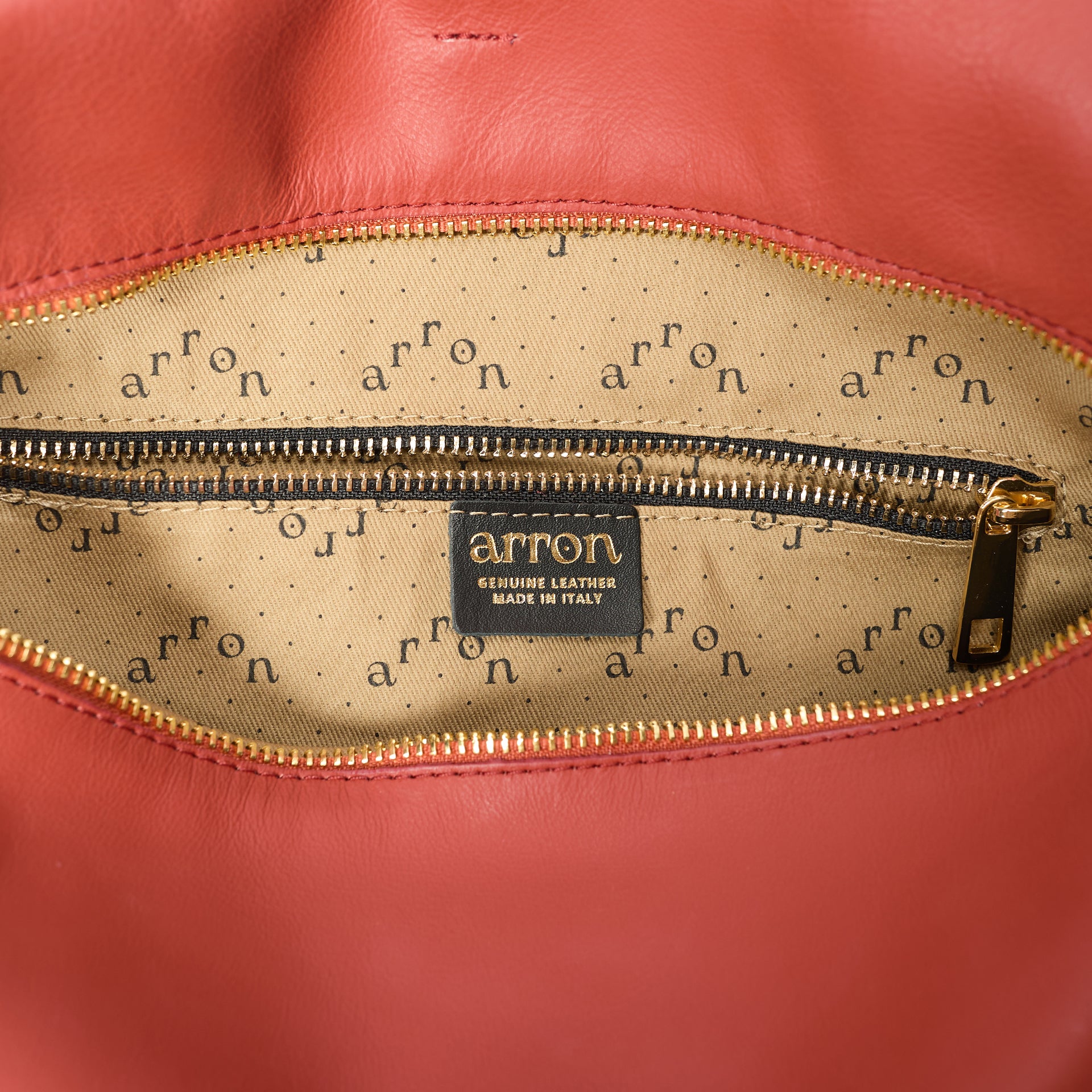 interno borsa baguette a spalla Arron in morbida nappa color mattone con cerniera zip